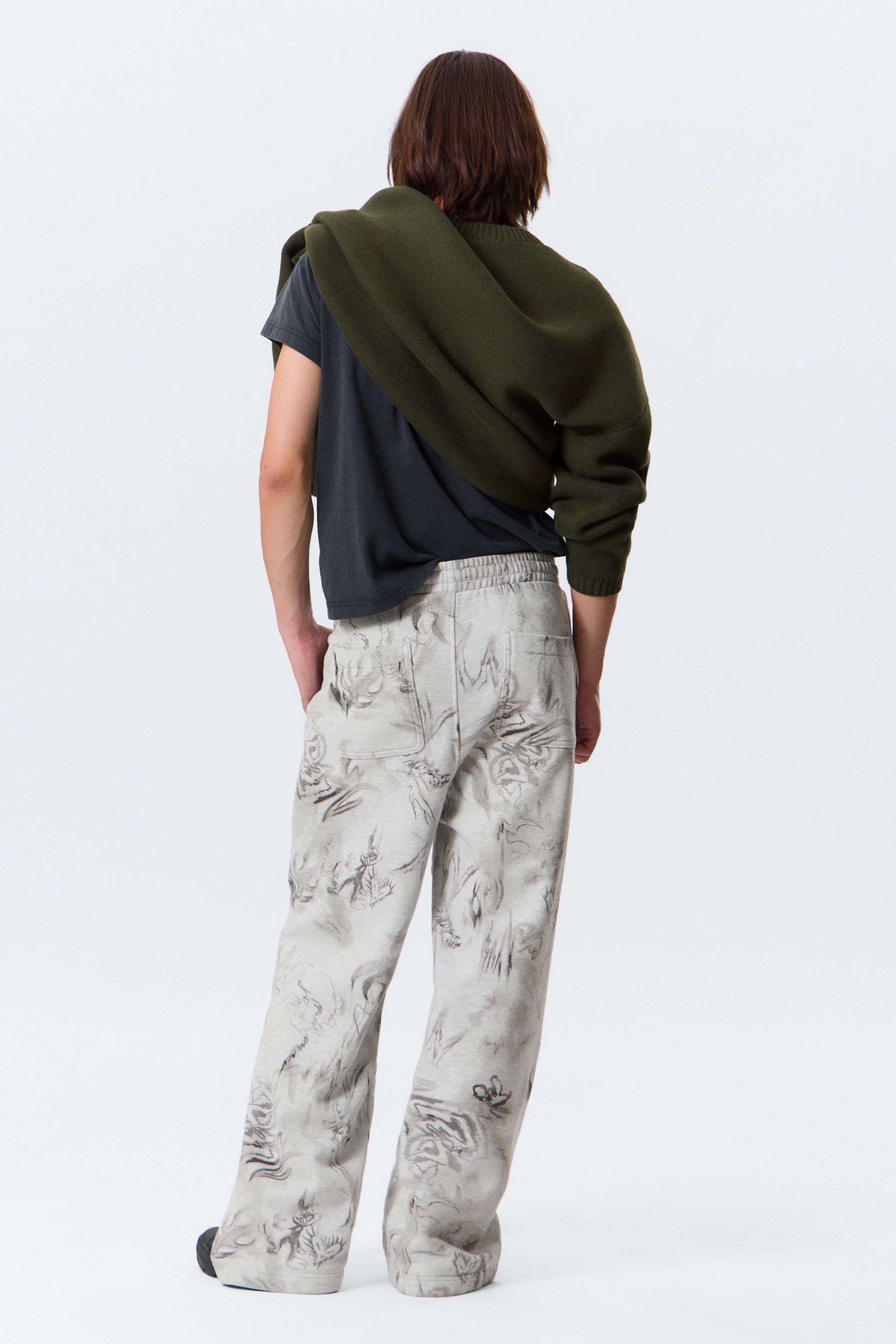Agrandir l'image: Le pantalon présente une base gris clair avec un motif abstrait gris foncé, une taille élastiquée et deux poches arrière plaquées, offrant une coupe décontractée et jambes larges vue de dos.