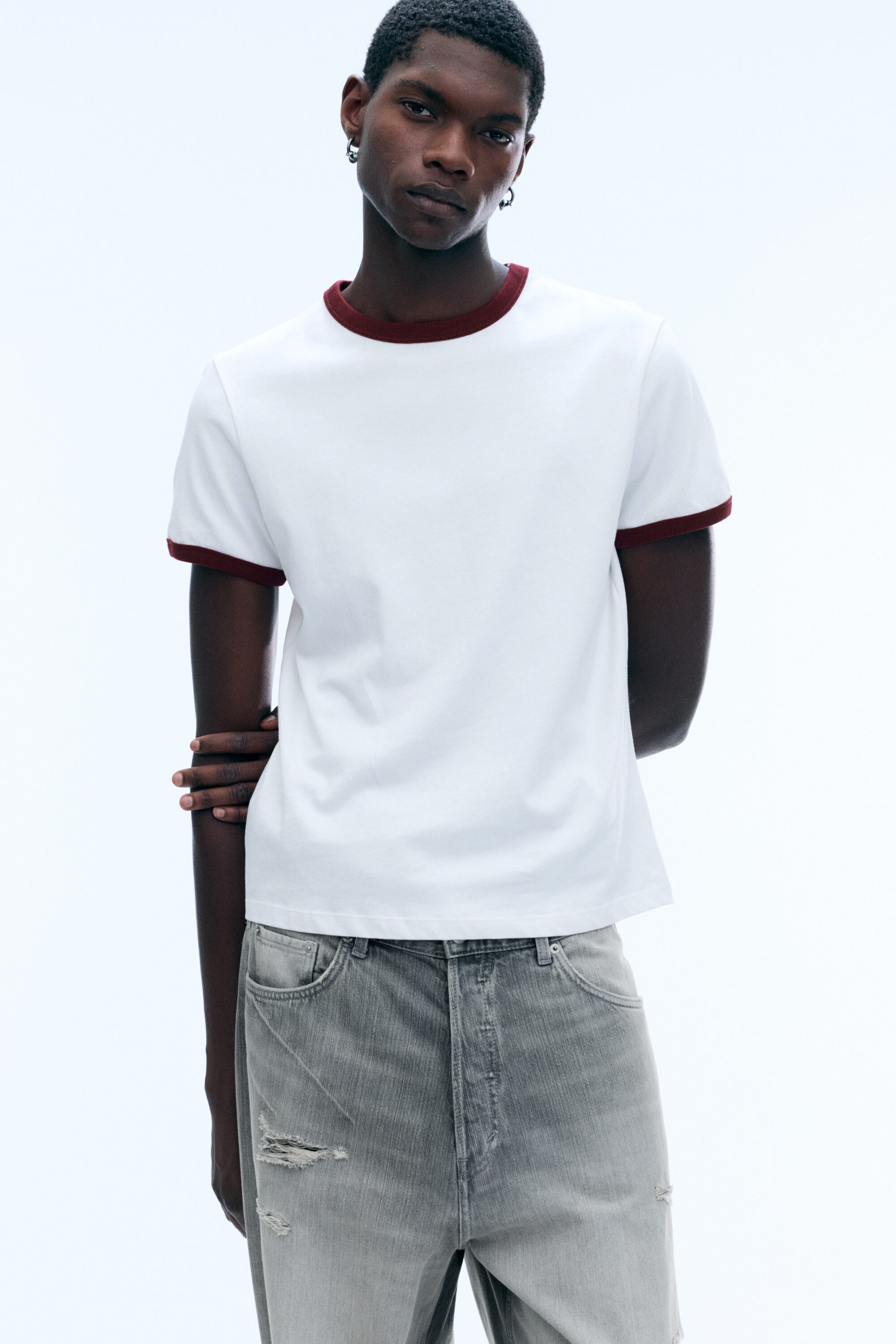 Weiß - Rote Kontrastkanten - Kurzärmliges Baumwoll-T-Shirt mit Kontrastbesatz - 1