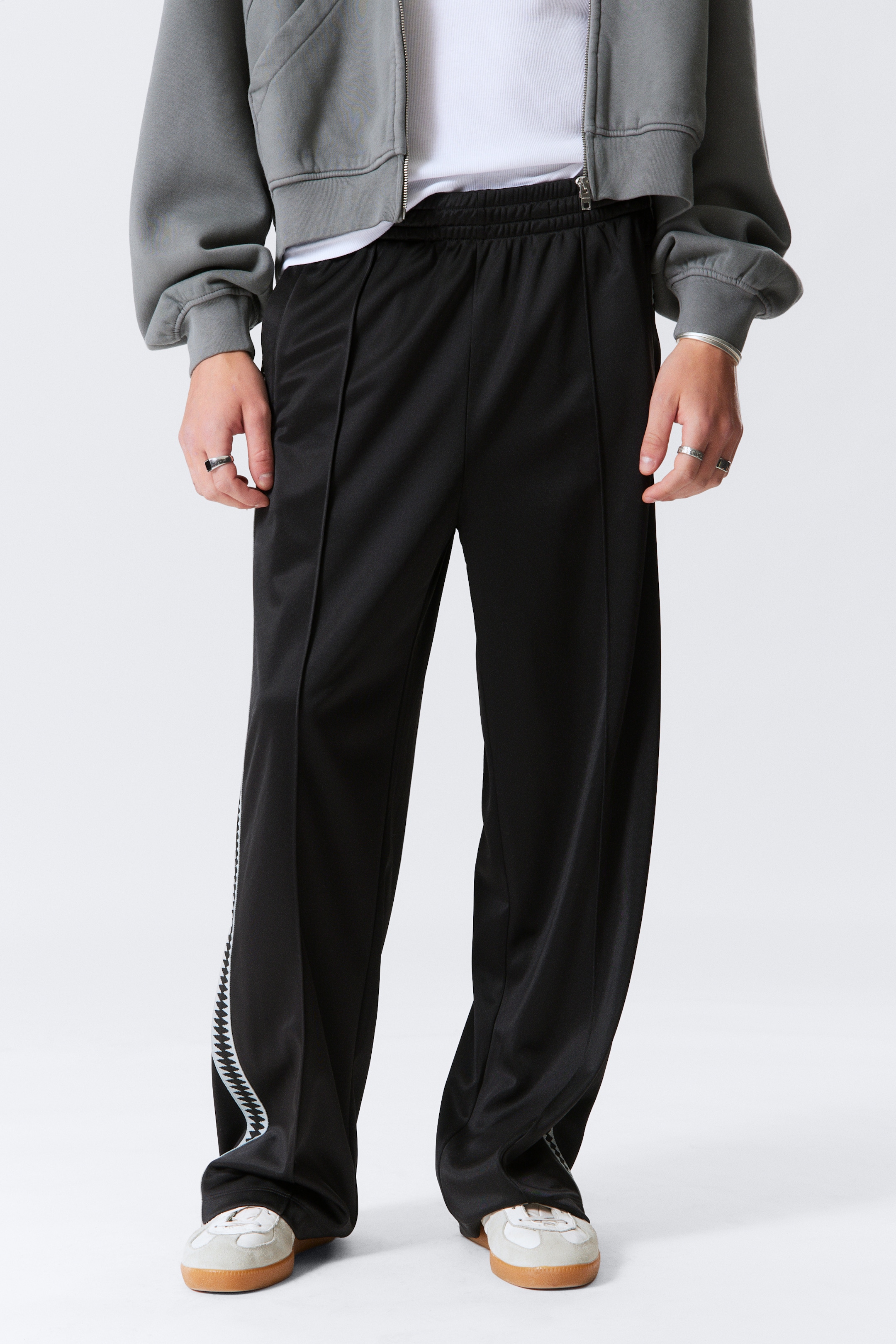 Größeres Bild ansehen: Relaxte Trainingshose mit Kontraststreifen - Schwarz - Men | H&M DE 2
