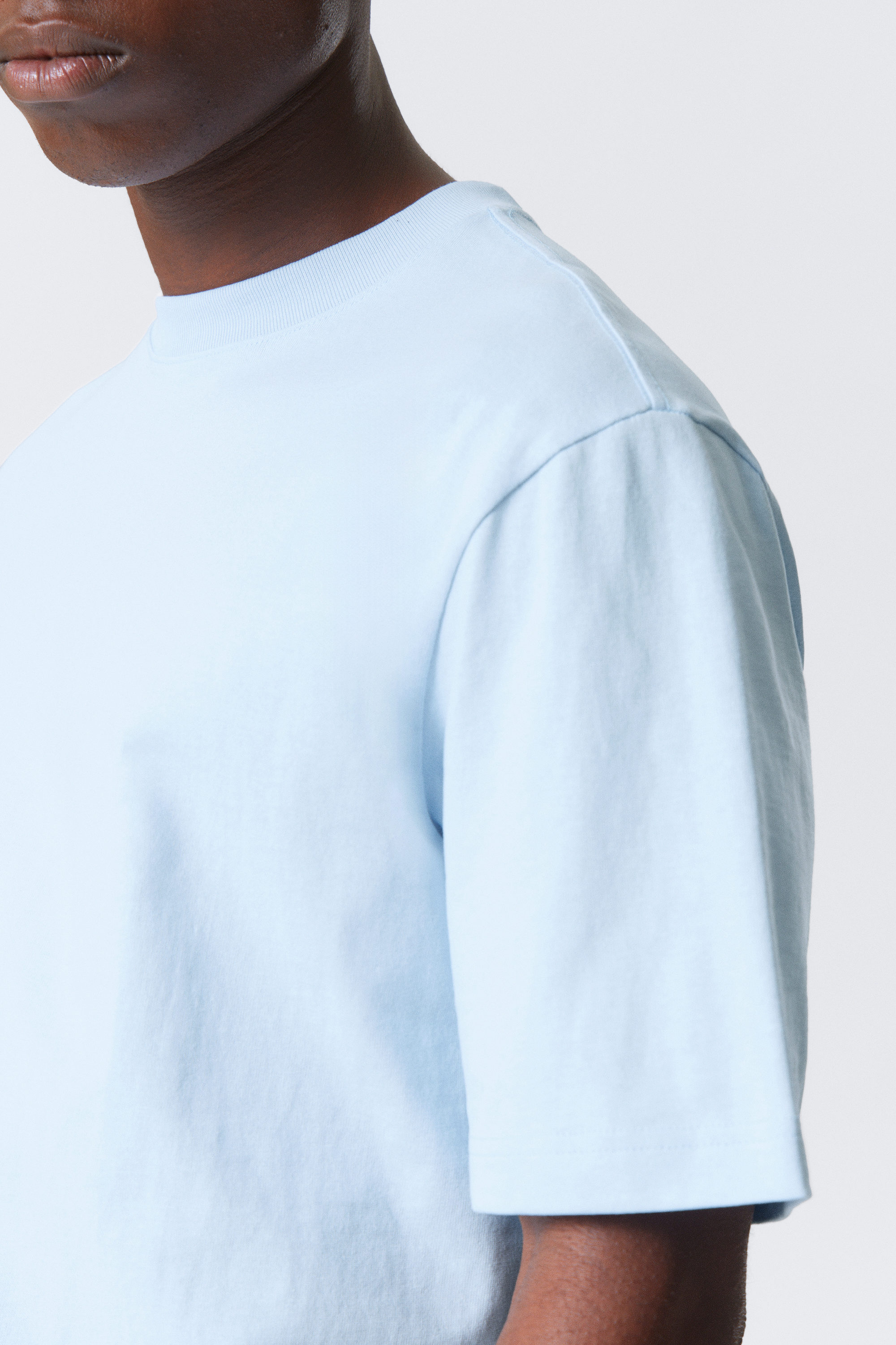 Hellblau - Locker geschnittenes T-Shirt aus Baumwolle - 2