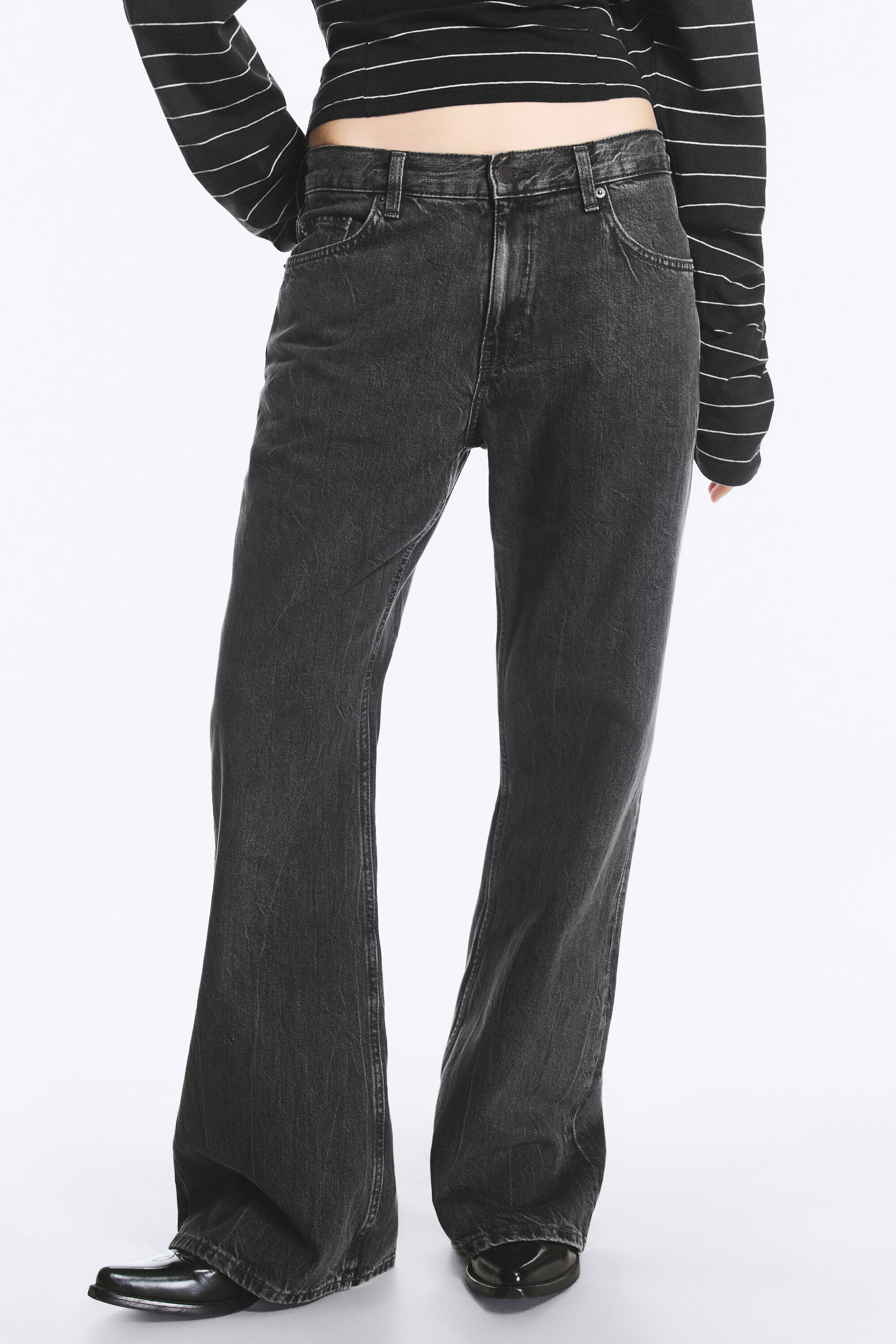 helix mid rise relaxed flared jeans - Risso Black - Black | Weekday WW