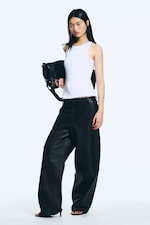 Schwarz - Lederhose mit weitem Bein und niedrigem Bund - 0