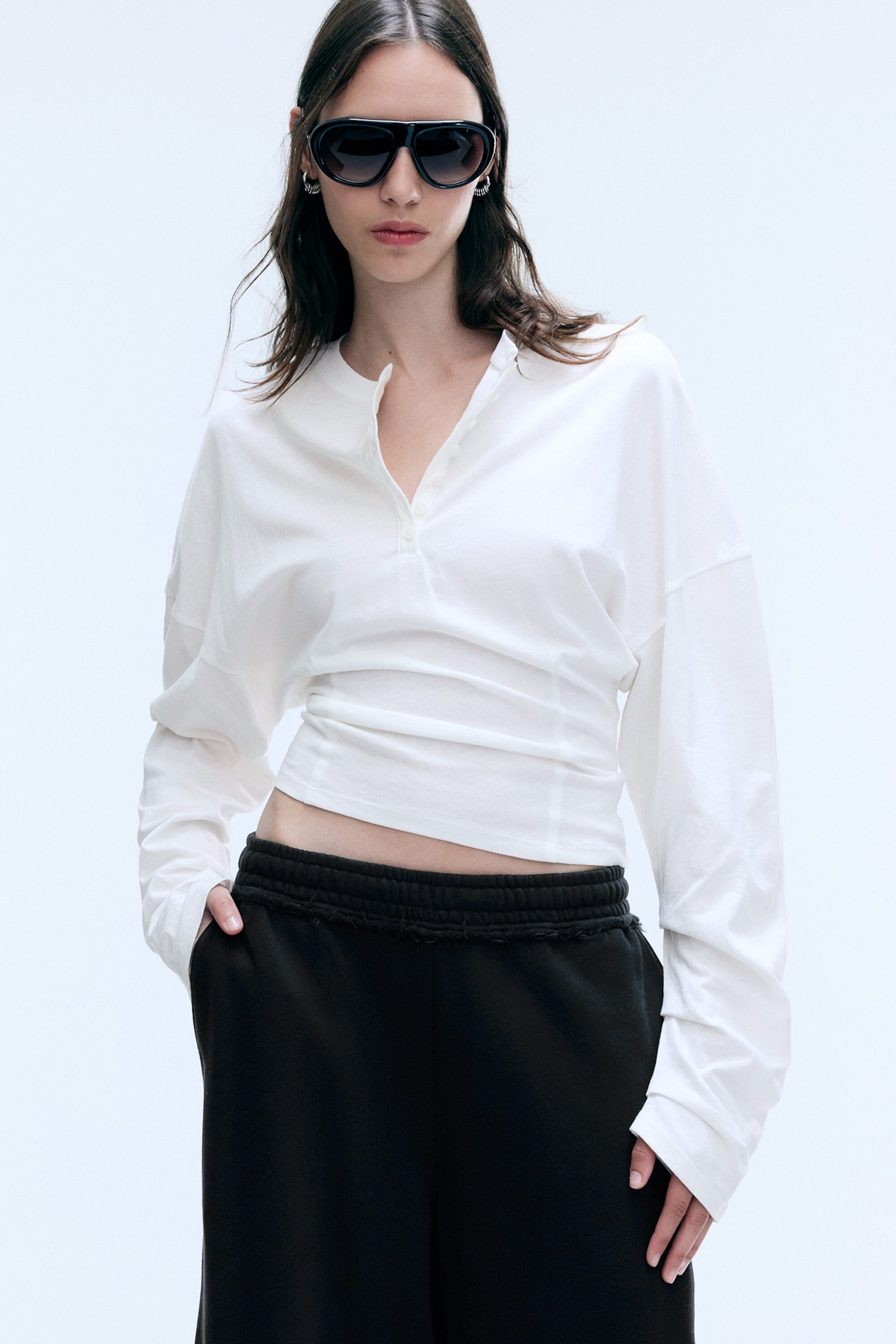 Weiß - Figurbetontes Henley-Shirt mit drapierten Ärmeln - 2