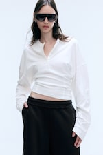 Weiß - Figurbetontes Henley-Shirt mit drapierten Ärmeln - 2