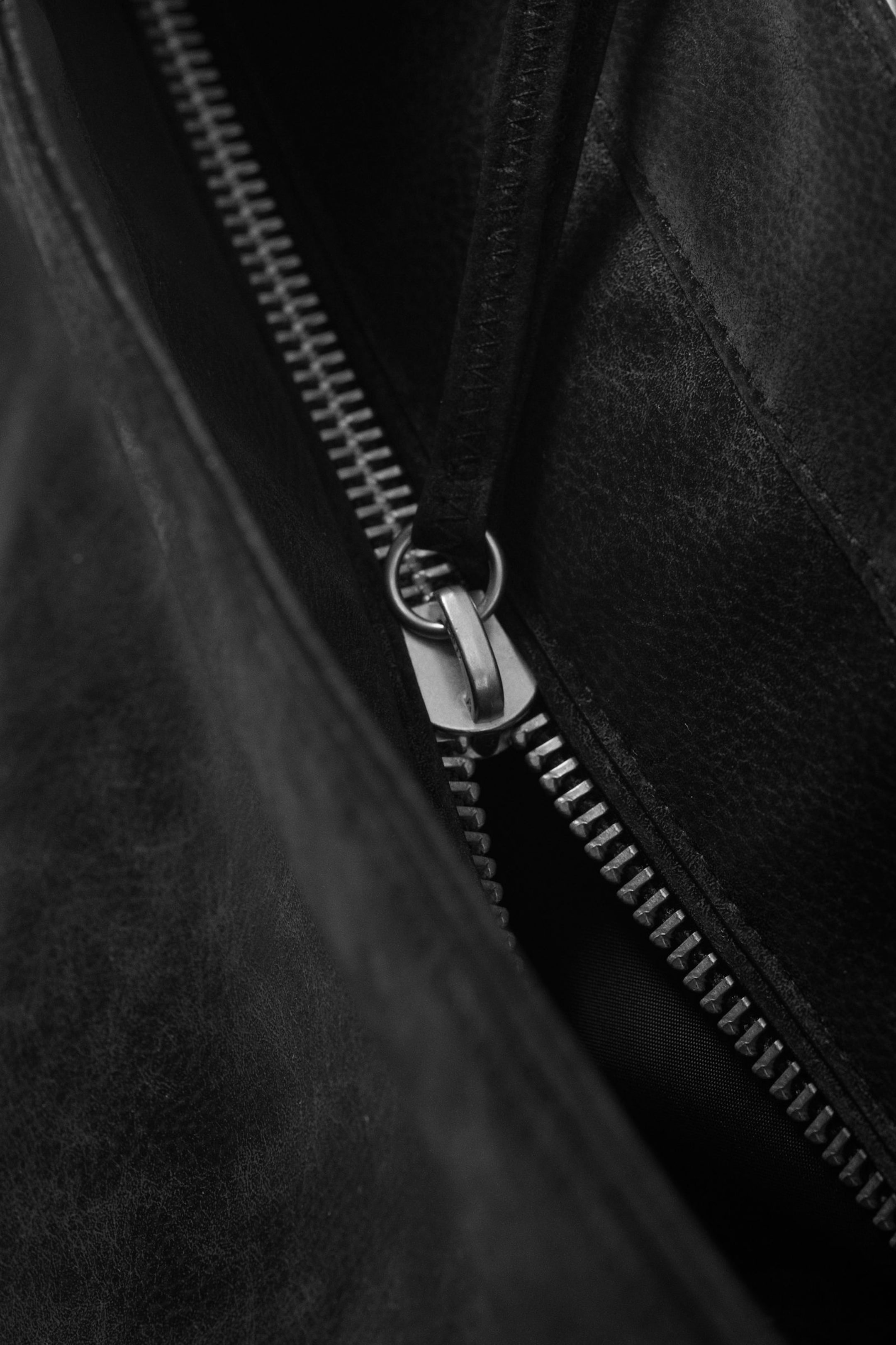 Black - Medium Zip Shoulder Bag - 2