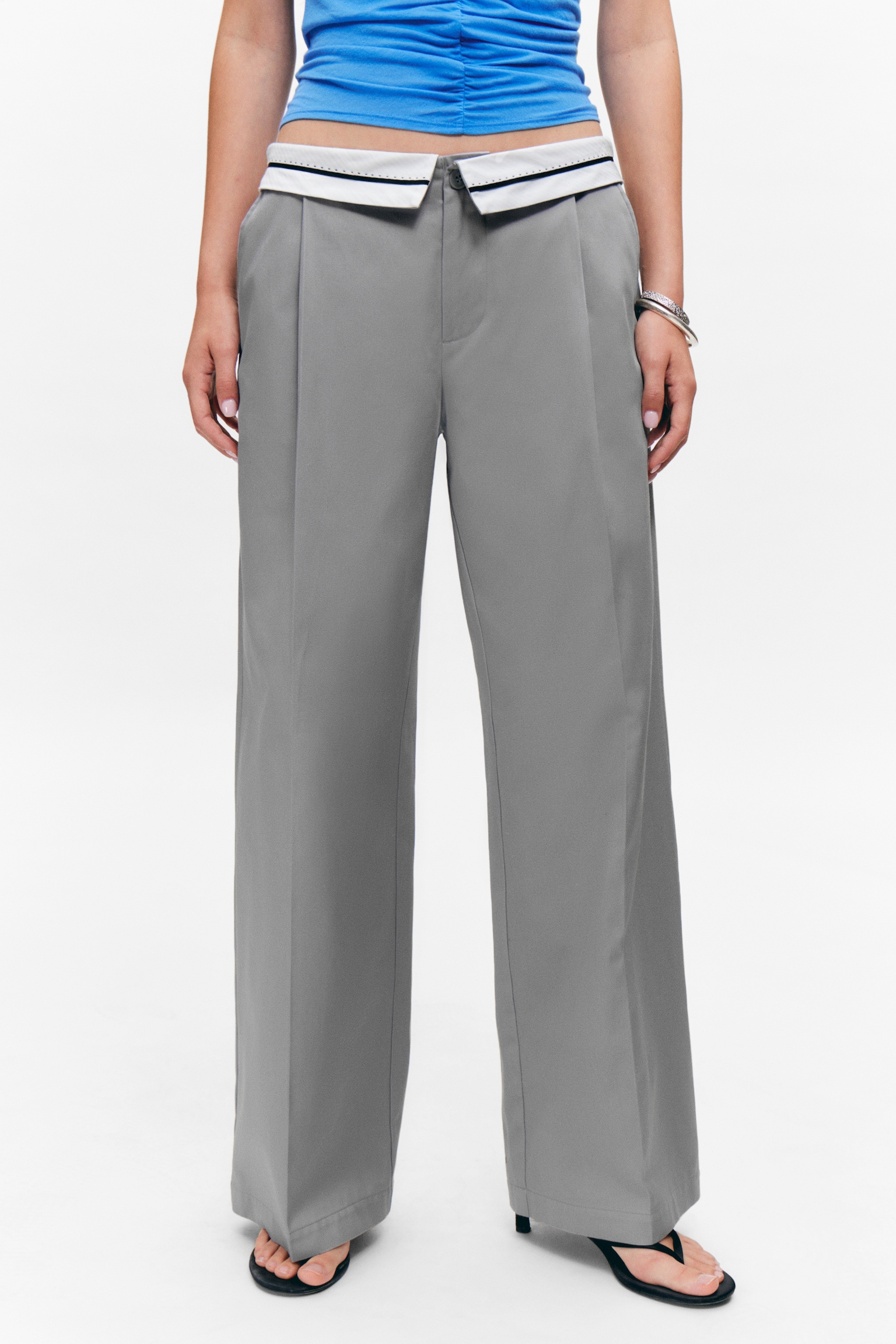 Low-Waist-Twillhose mit umgeschlagenem Bund - Grau/Beige - 4