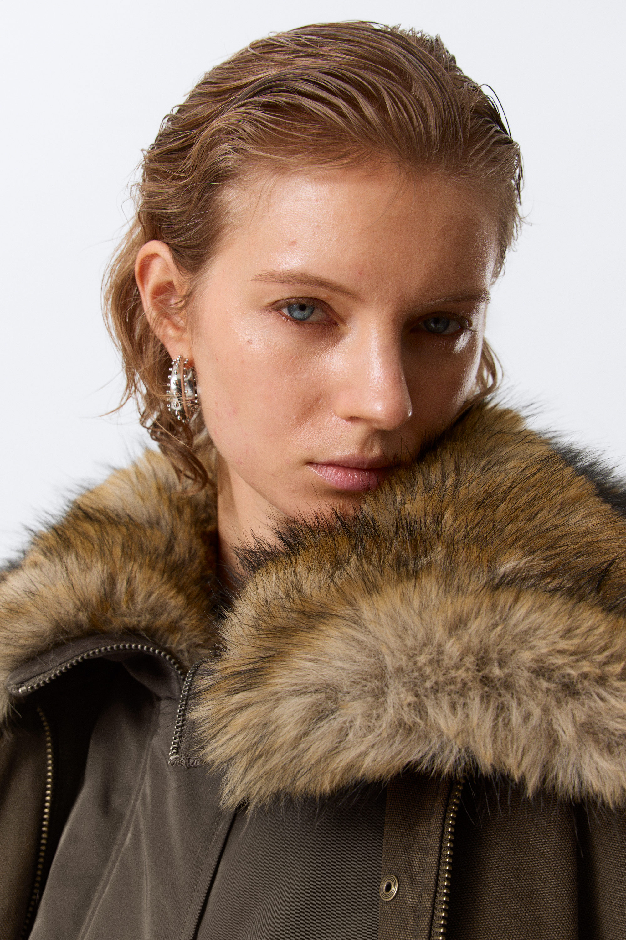 Dunkelgrau - Wendbare Bomberweste mit Kapuze - 4