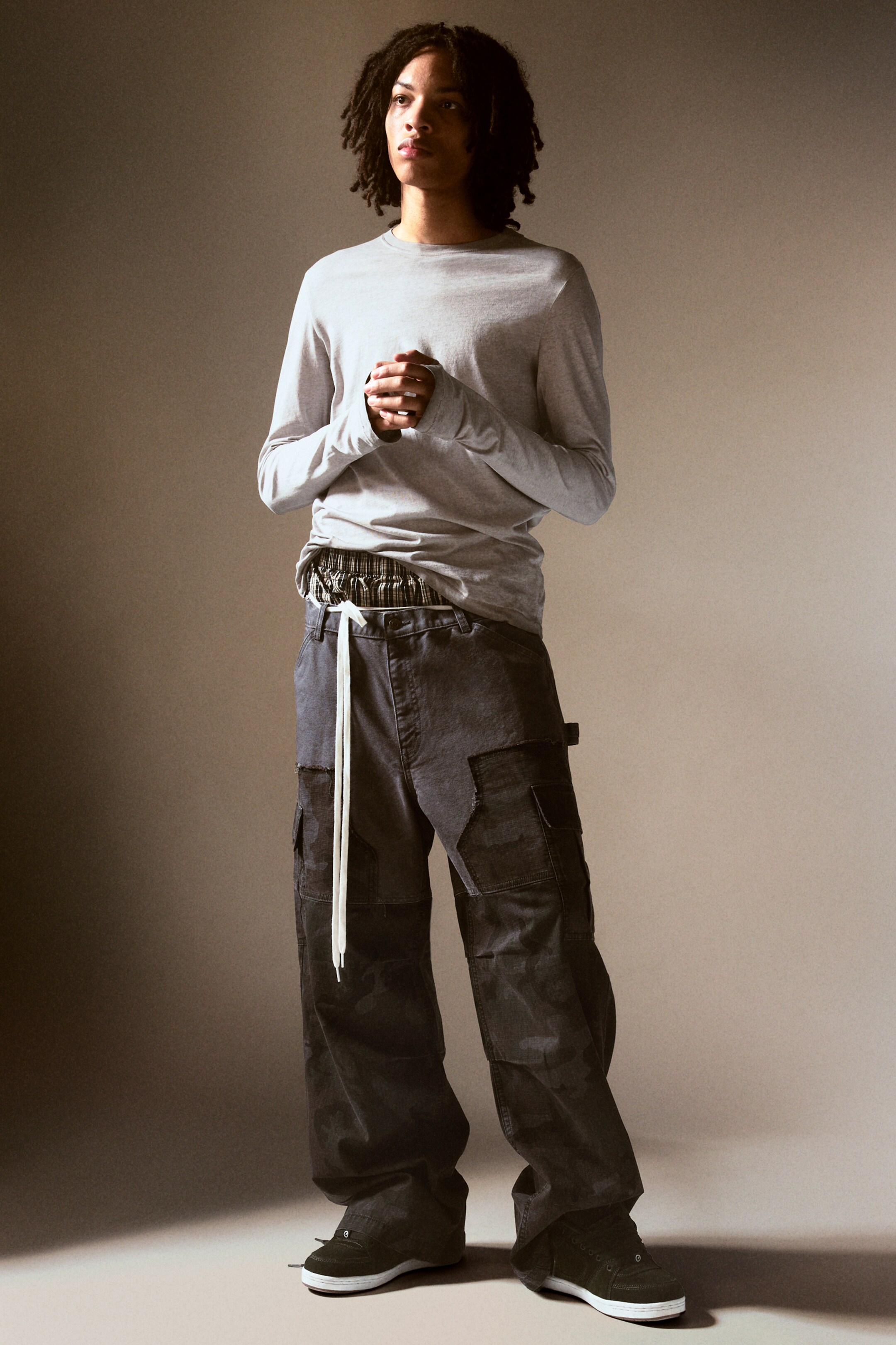 Visualizza immagine più grande: Pantalone cargo patchwork - Dusty Blue e Camo - UOMO | H&M IT 1