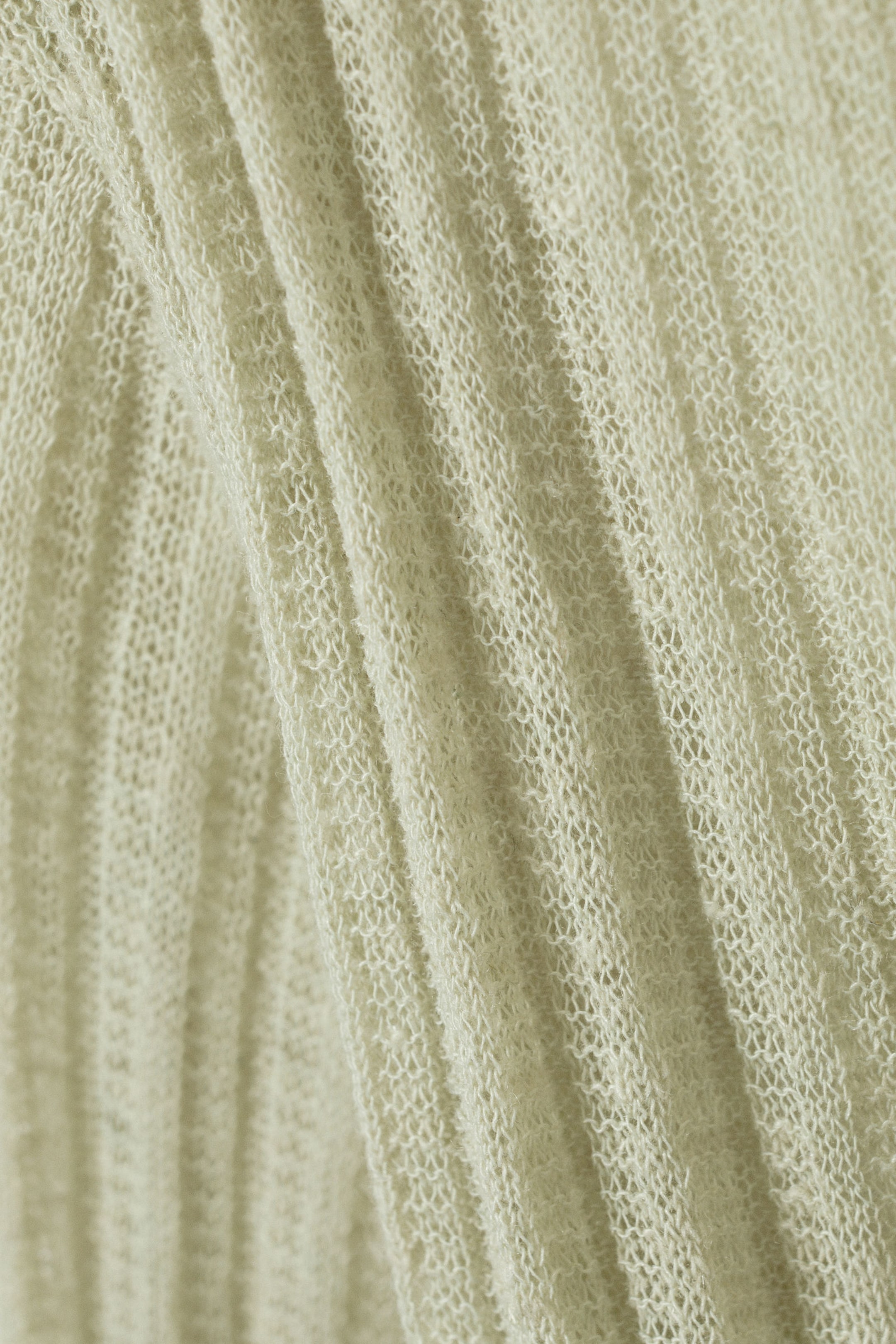 Helles Mattgrün - Kurzes gestricktes Kleid aus Leinenmischung - 2