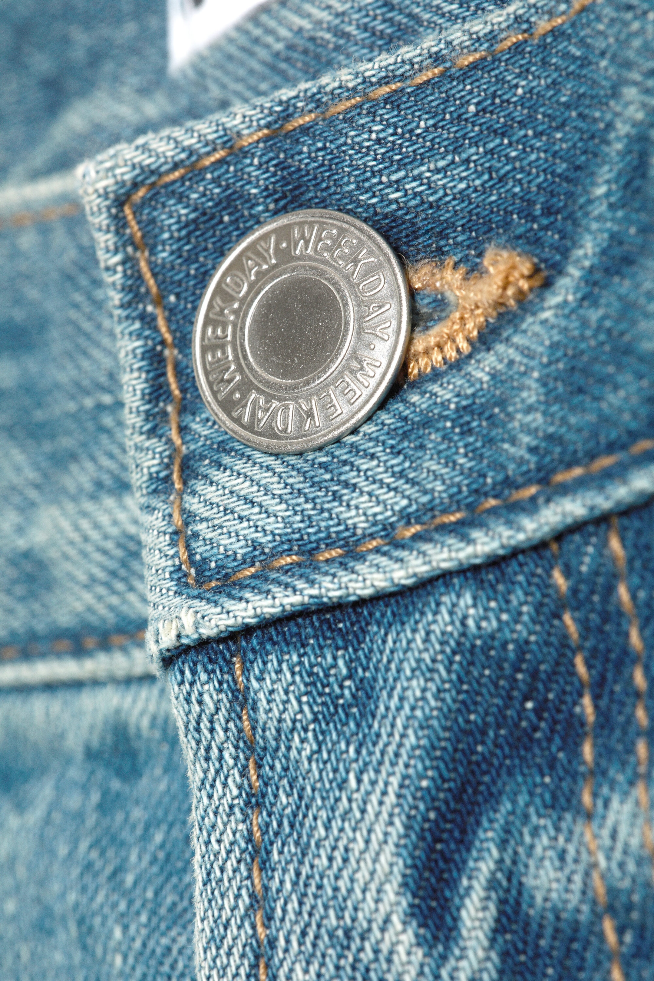 Coastal Blue - Hellblau - Schräg geschnittene Low-Waist-Jeansshorts - 5