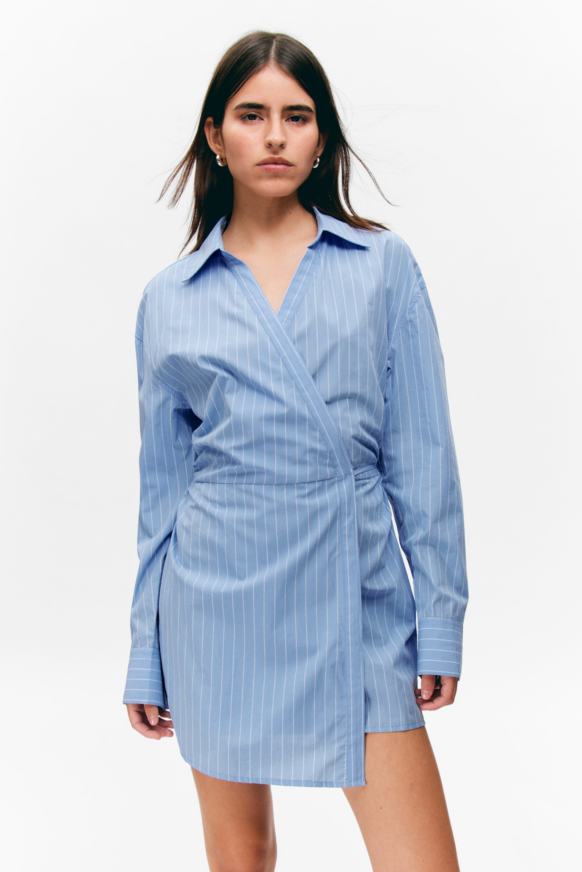 Hellblau mit Nadelstreifen - Langärmeliges Mini-Wickelkleid - 3