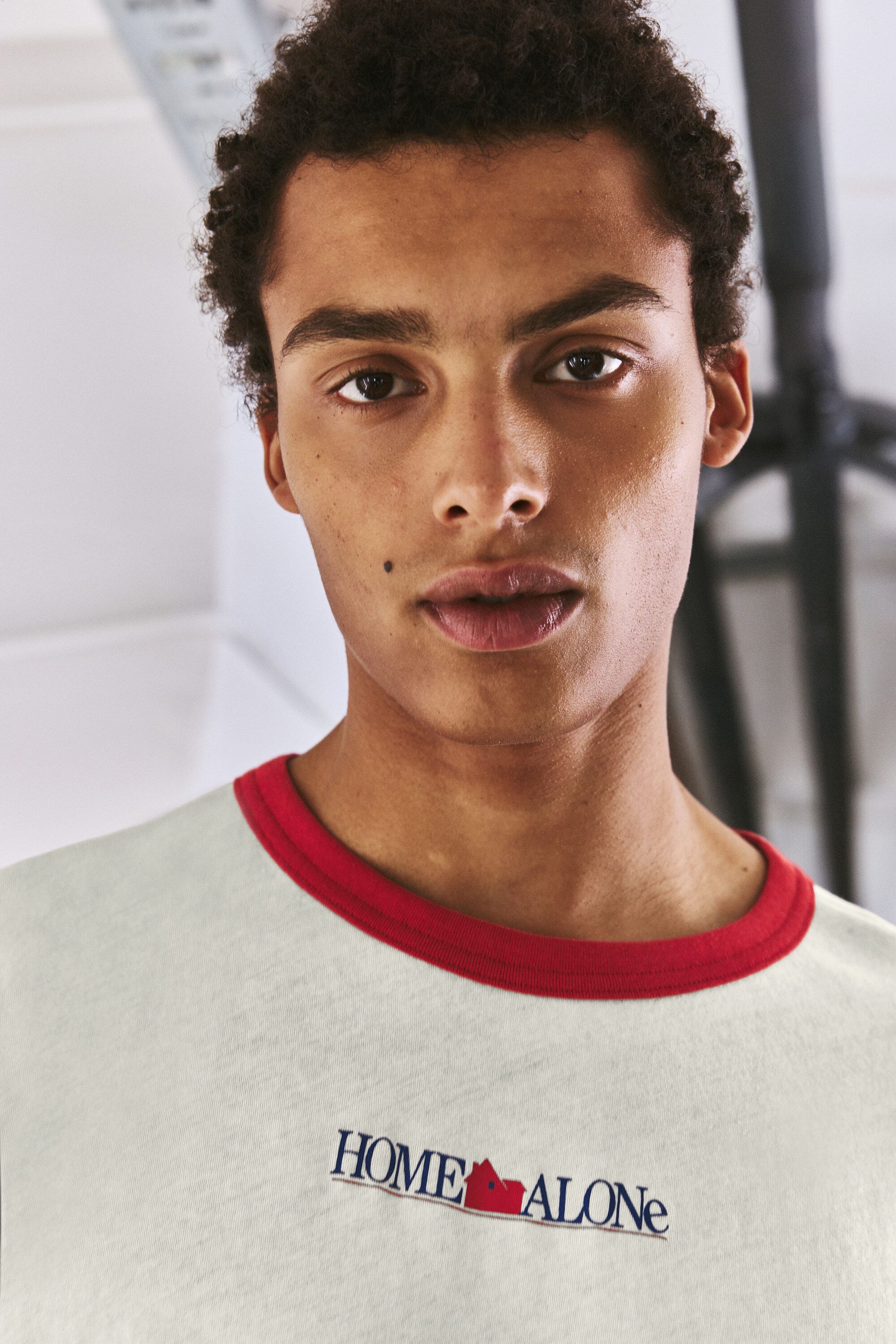 Beige & Rouge - T-shirt à finitions contrastantes Home Alone - 1