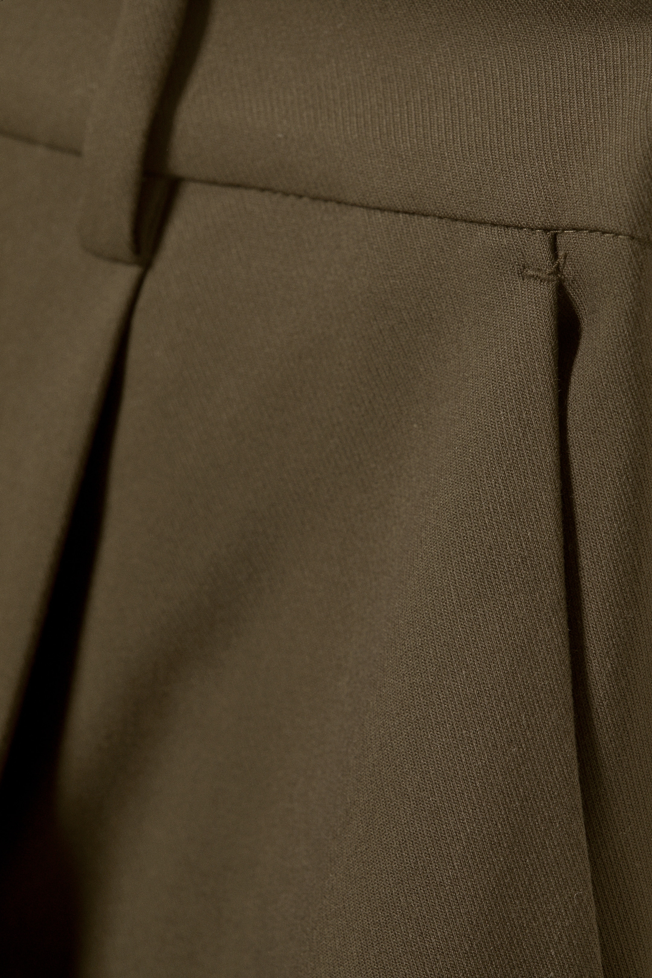 Grösseres Bild ansehen: Weite Anzughose mit niedriger Taille - Dunkles Khakigrün - DAMEN | H&M CH 6