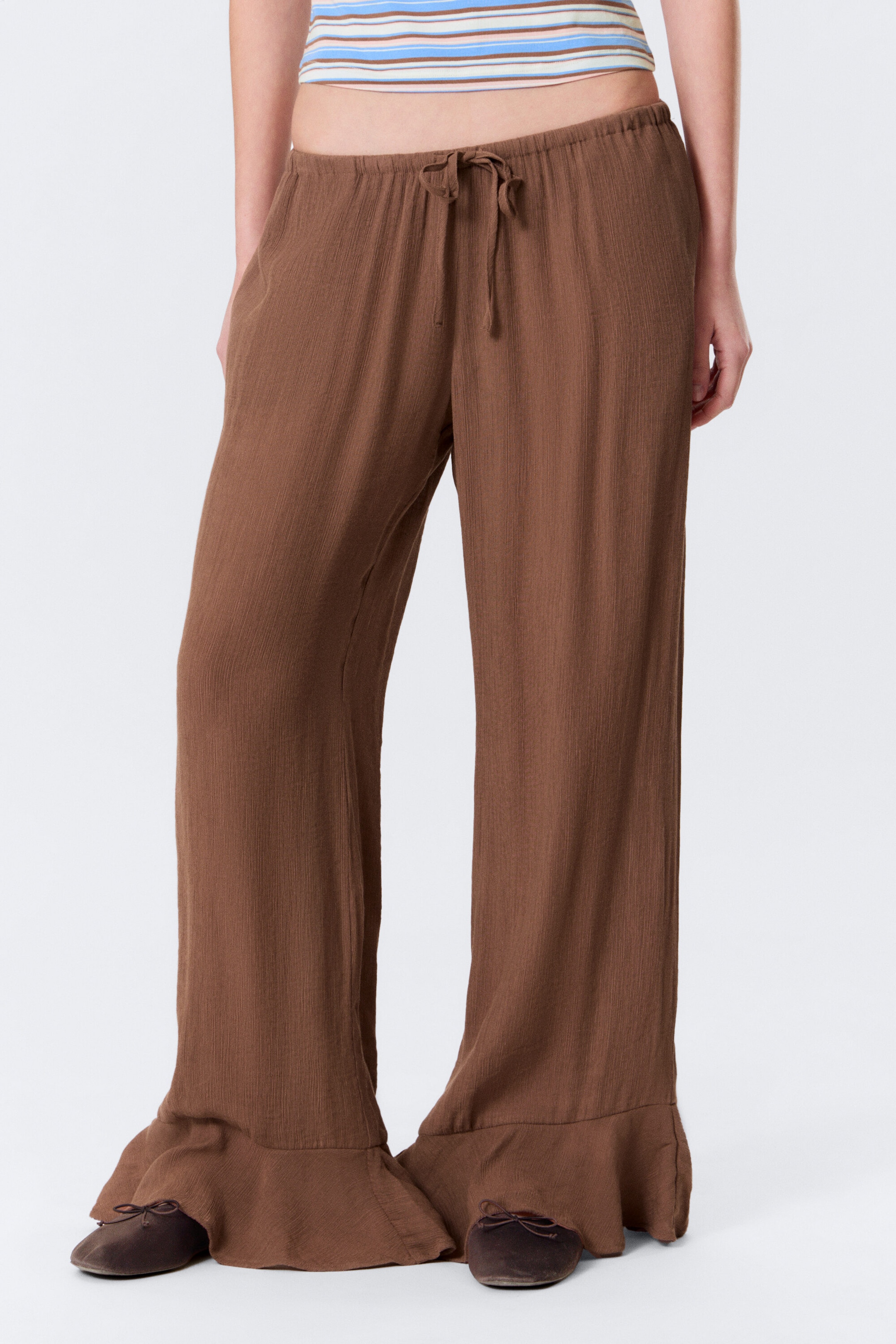 Braun - Lockere Hose mit mittlerer Bundhöhe und Volants - 2