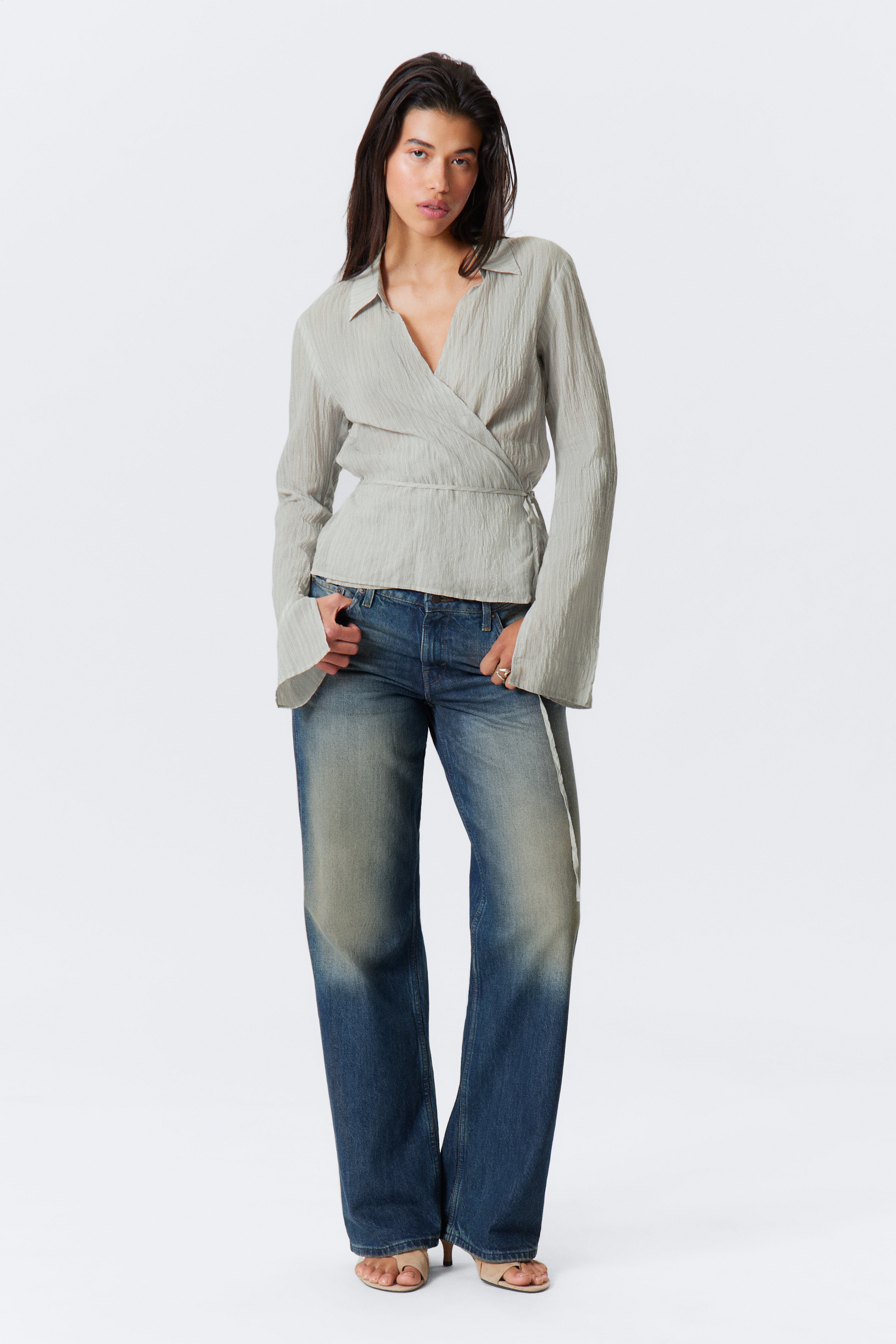 Grösseres Bild ansehen: Strukturiertes Langarm-Wickelhemd - Hellgrau - DAMEN | H&M CH 3