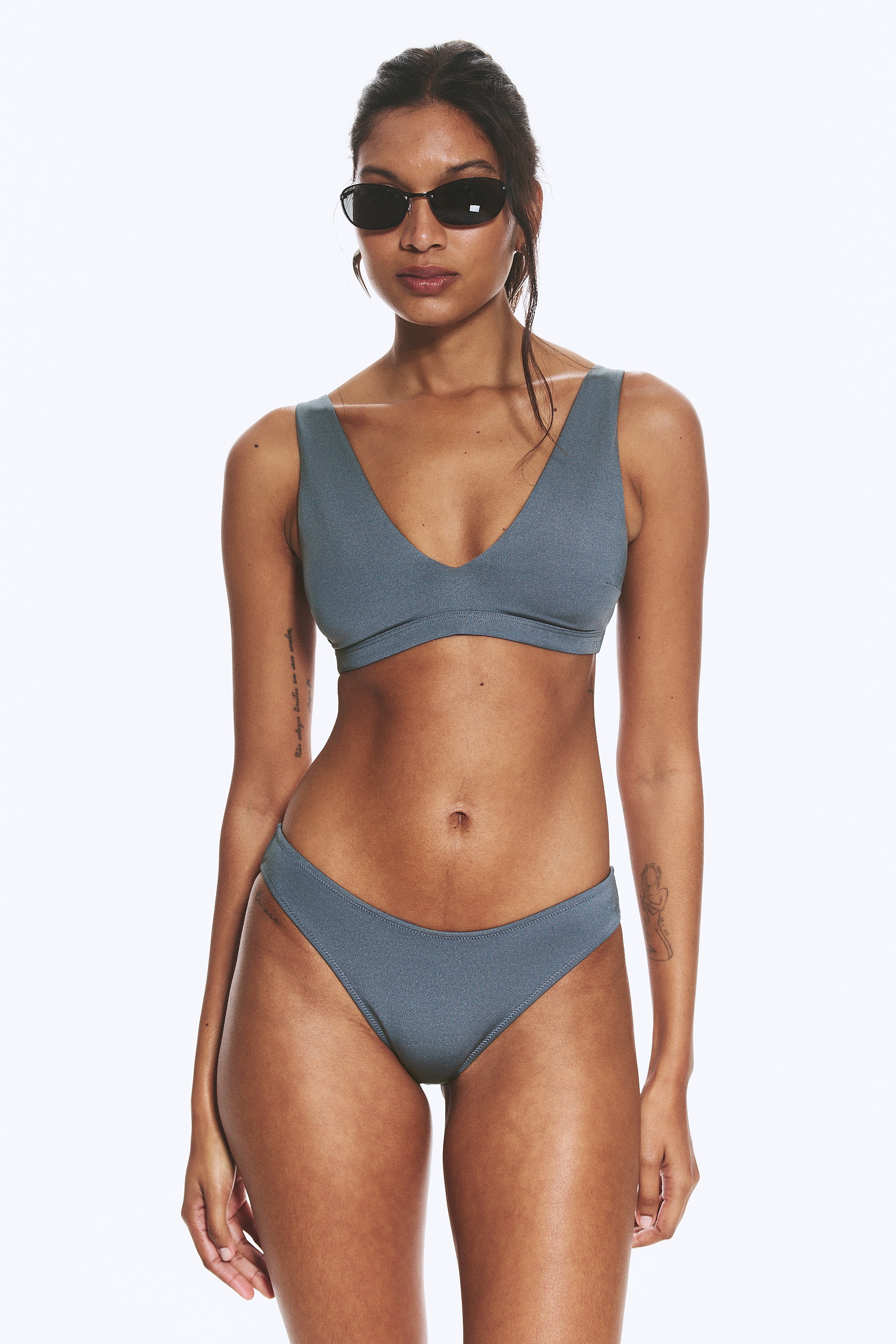 Bikinihöschen mit tiefem Ausschnitt - Staubiges Mittelblau/Dunkelbraun/Leuchtendes Rot/Dunkelbraun