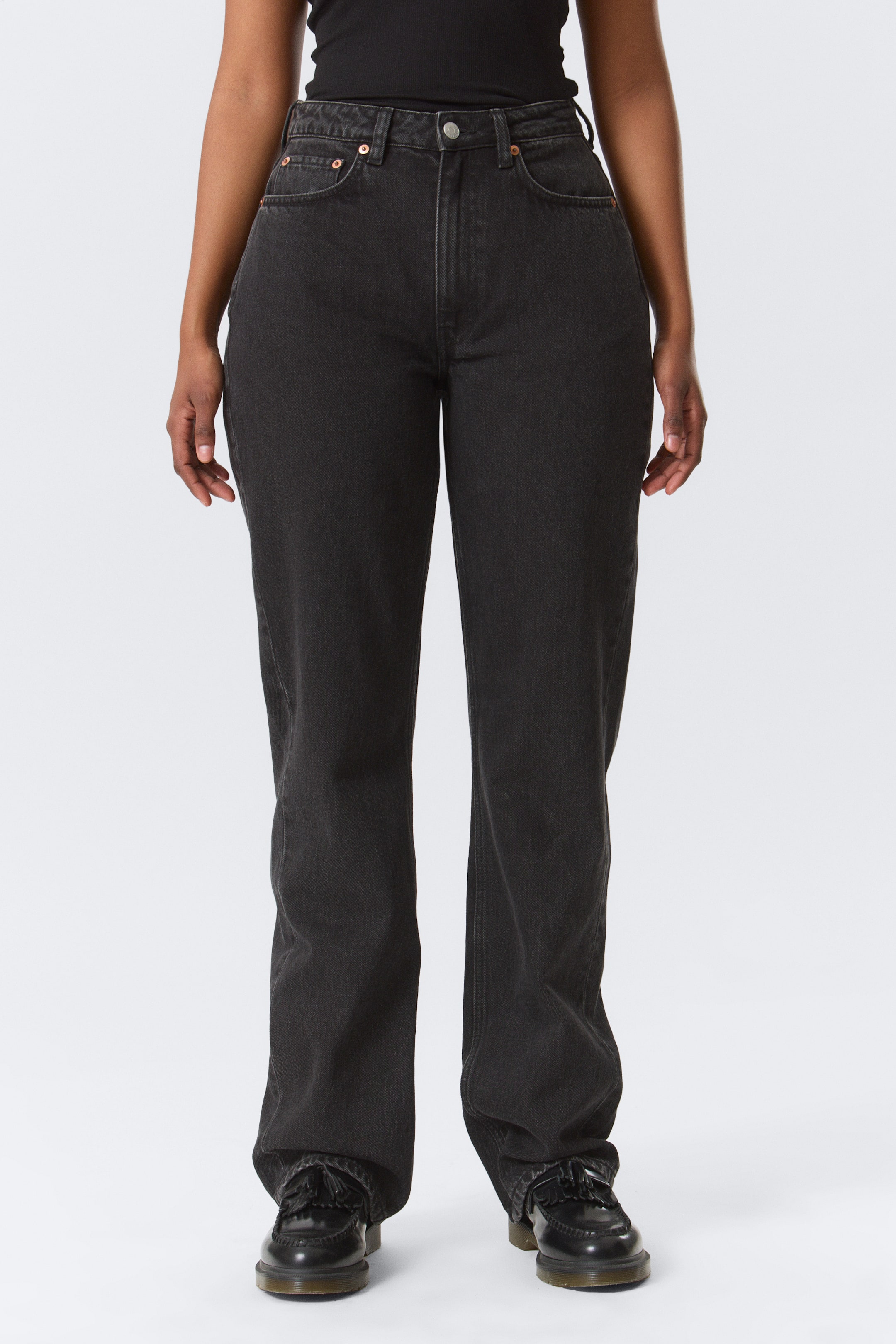 Zobrazit větší obrázek: Resolute Curve High Waisted Regular Straight Jeans - Tuned Black - Black - ŽENY | H&M CZ 1