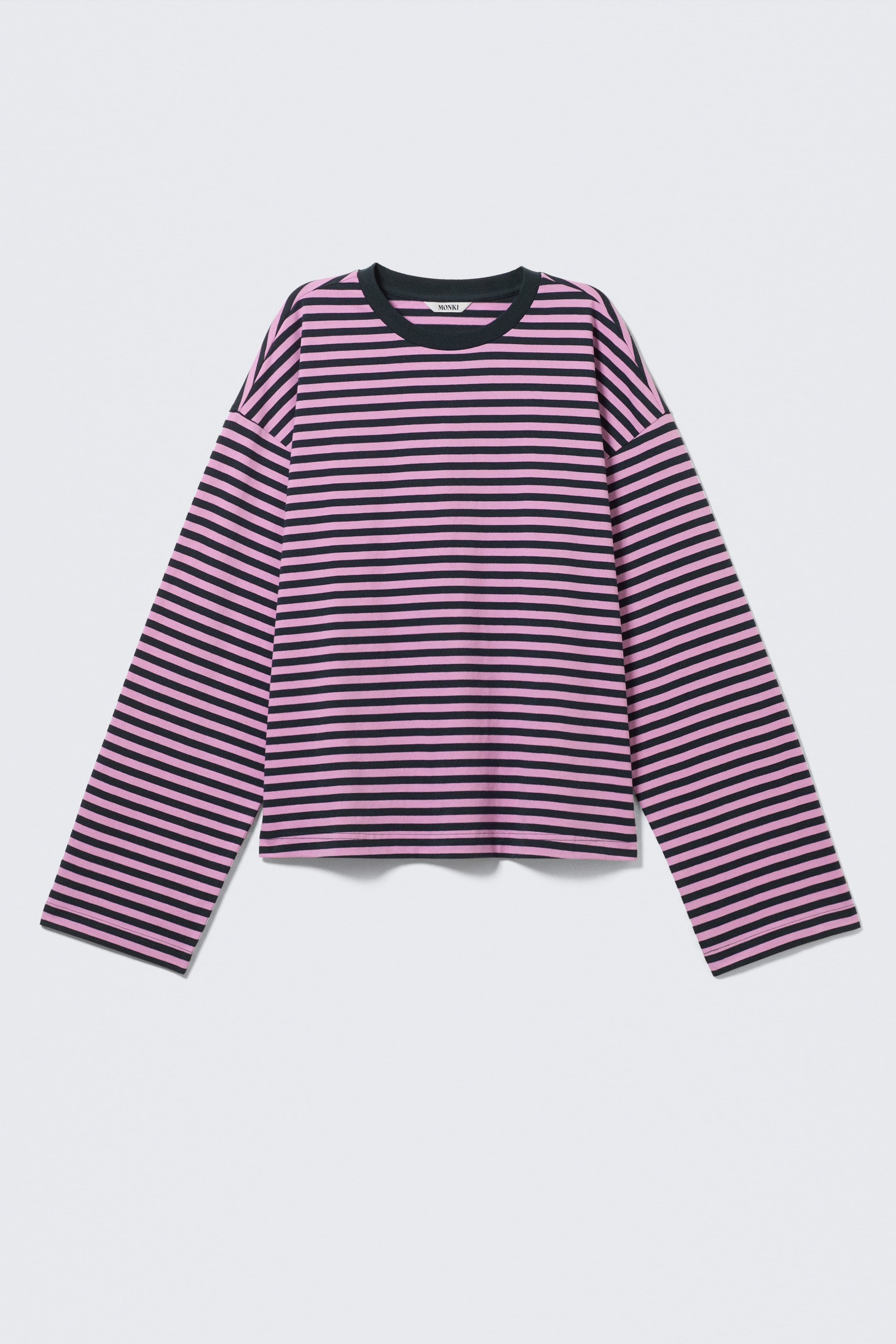 Vezi imaginea mai mare: Un tricou cu mâneci lungi este prezentat DIN FAȚĂ, având o siluetă relaxată cu dungi orizontale roz și negre. Acesta prezintă un guler rotund, închis la culoare, cu nervuri și umeri ușor căzuți.