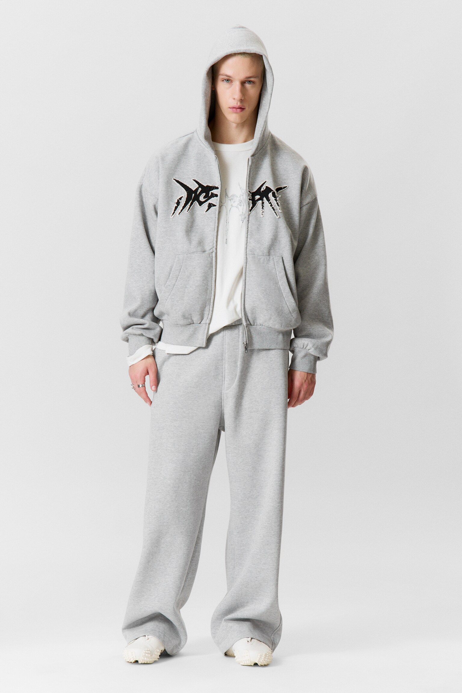 Grafischer Zip-Hoodie mit eckigem Schnitt - Grau meliert - "Dream"/Schwarz - Abgenutzte Flamme - 6