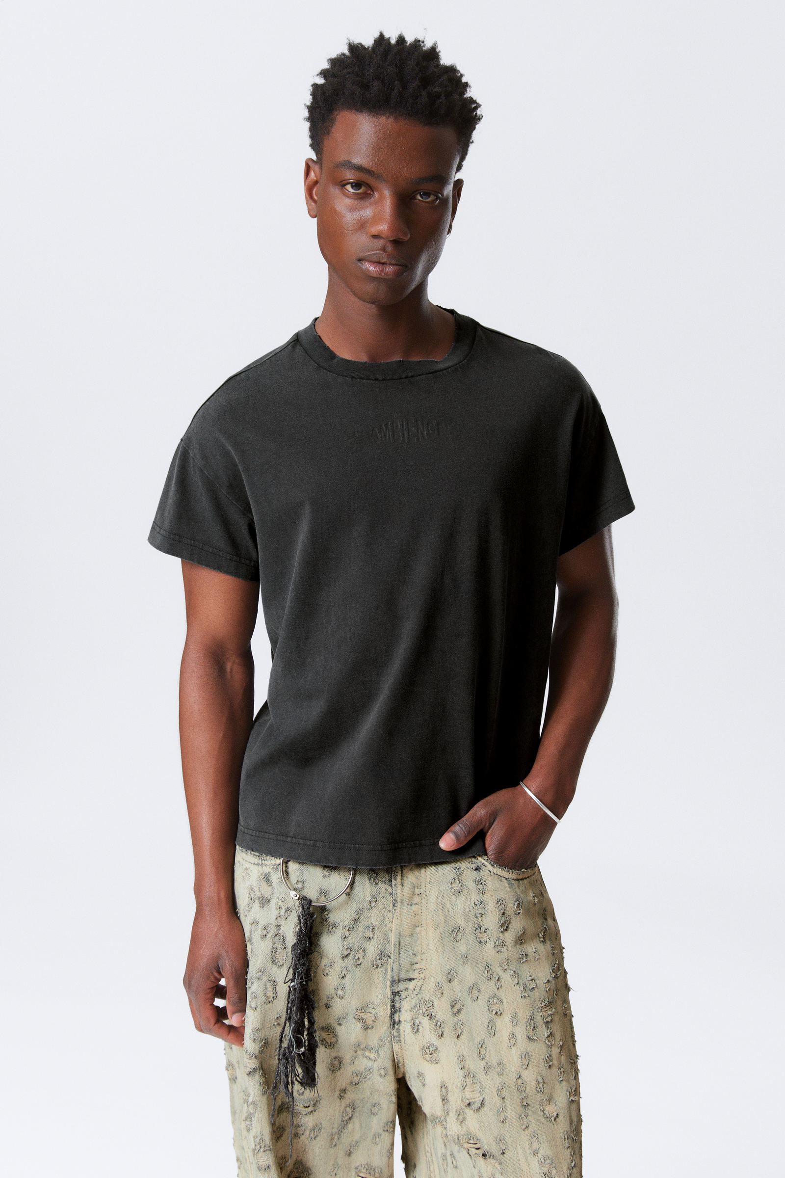 graphic cap-sleeved boxy cotton t-shirt - Black - Ambience