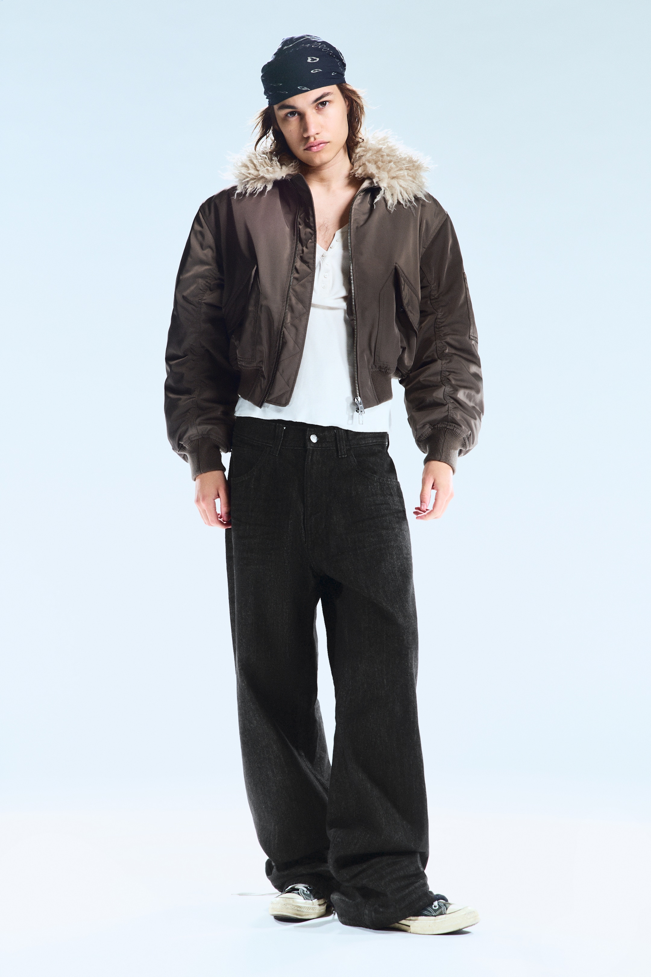 Zobrazit větší obrázek: Looser Regular Waist Loose Straight Jeans - Extra Black Rinse - MUŽI | H&M CZ 1