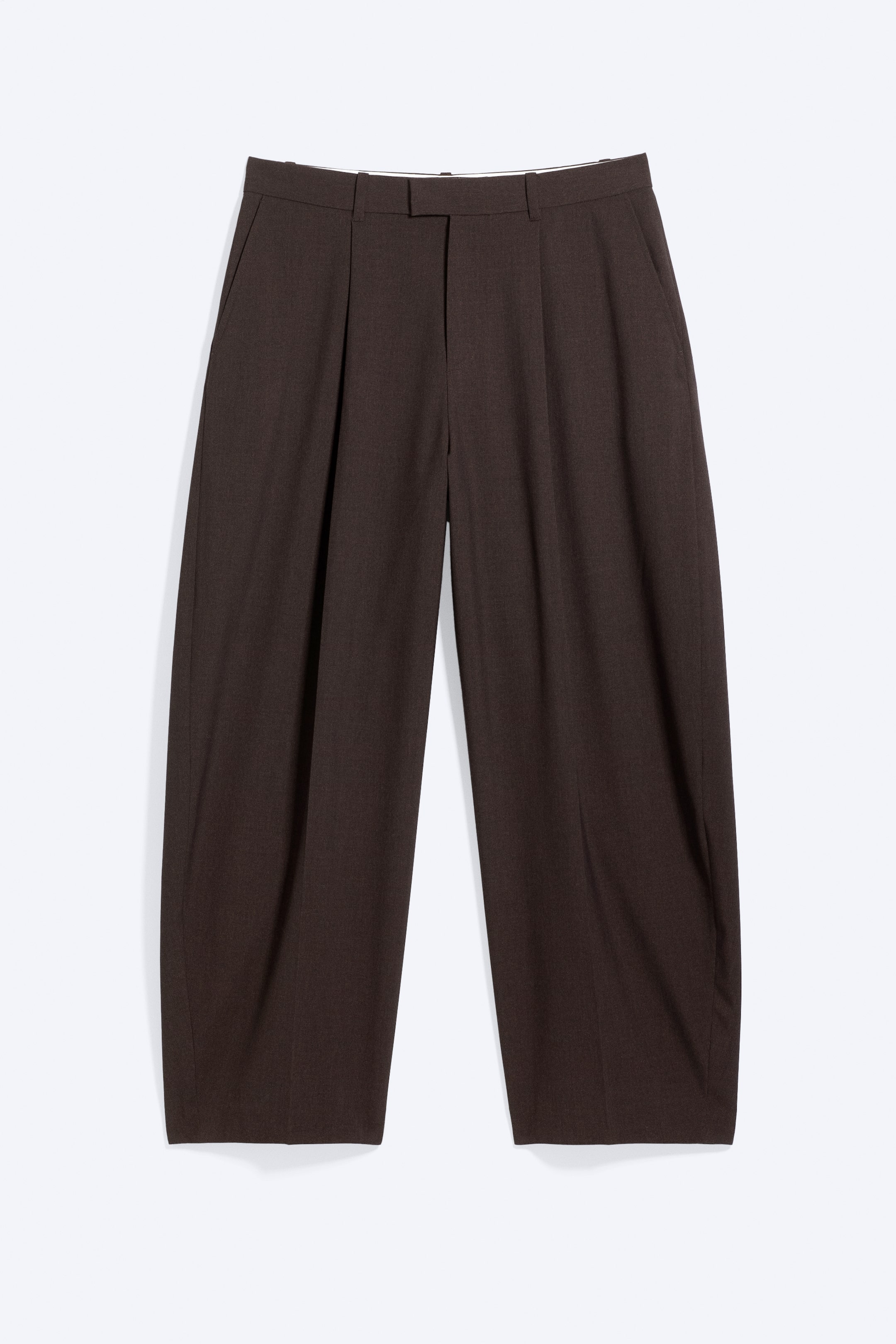 Grösseres Bild ansehen: Dunkelbraune Wide-Leg-Hose mit frontseitigem Design, je einer Bundfalte pro Bein und schrägen Seitentaschen. Der Bund verfügt über Gürtelschlaufen und einen verdeckten Verschluss vorne, die Beine sind verkürzt geschnitten.