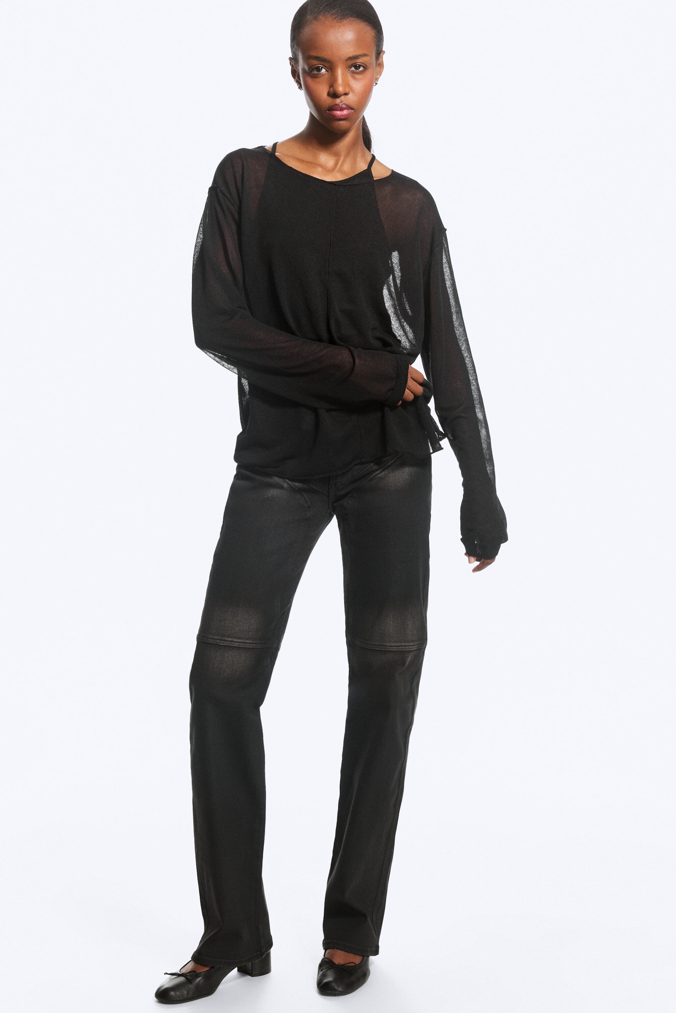 Schwarz - Lockerer, transparenter Strickpullover - 2