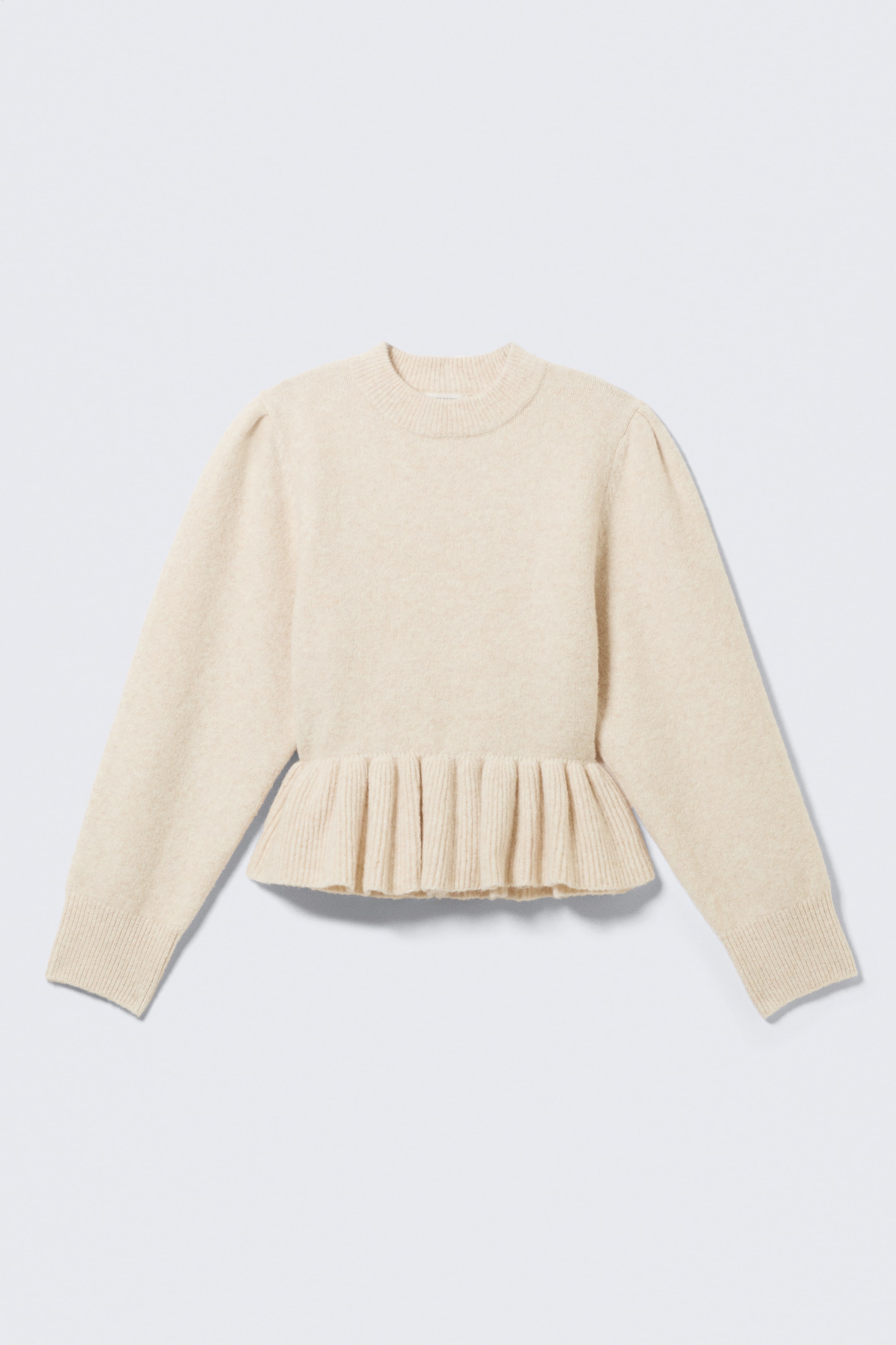 Visualizza l'immagine ingrandita: Un maglione beige chiaro è presentato come FRONTALE, caratterizzato da un collo rotondo a coste e maniche lunghe con spalle a sbuffo. Presenta un orlo a peplo raccolto con una finitura a coste.