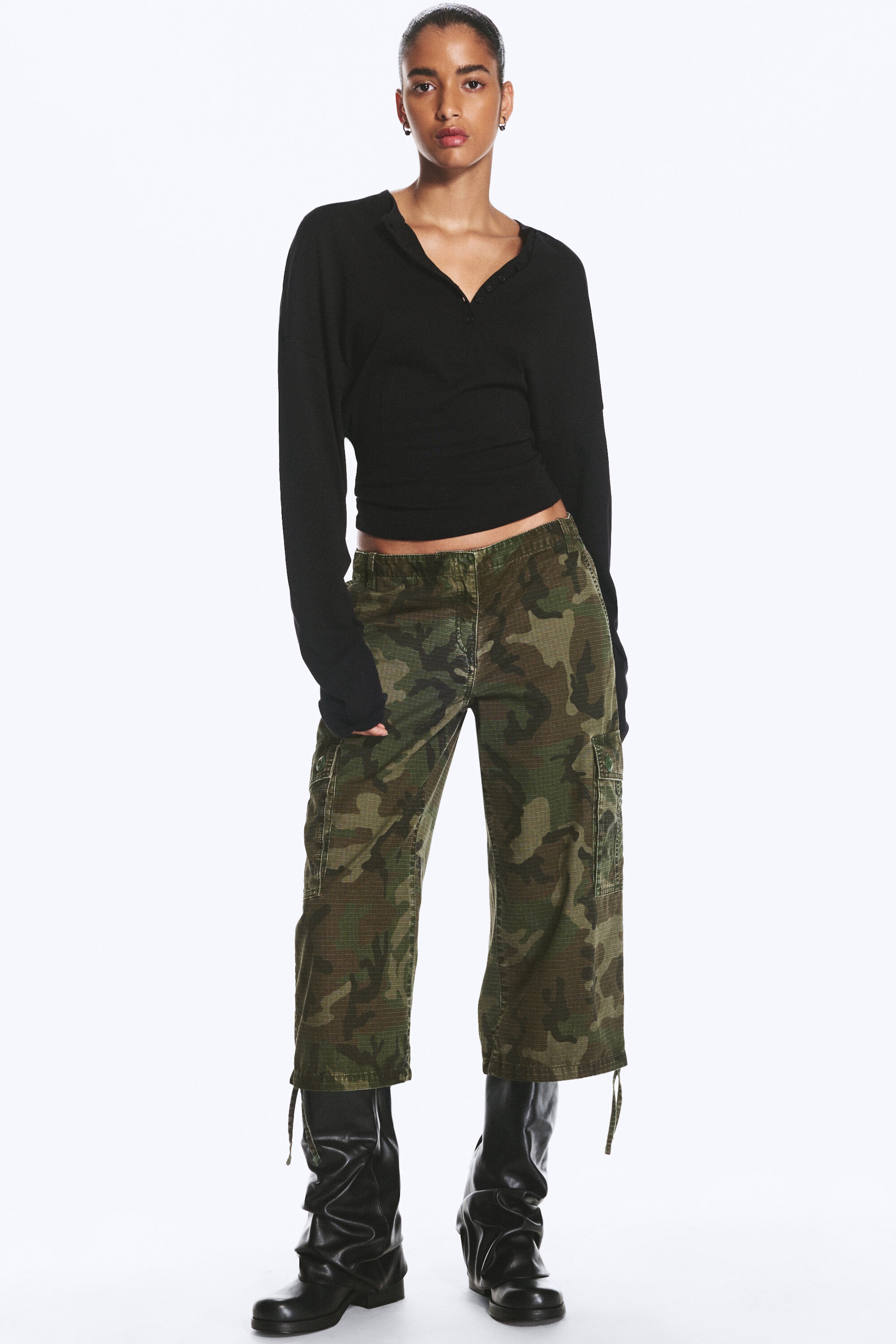 Khakigrön - Camo - Lågmidjade croppade cargobyxor - 2