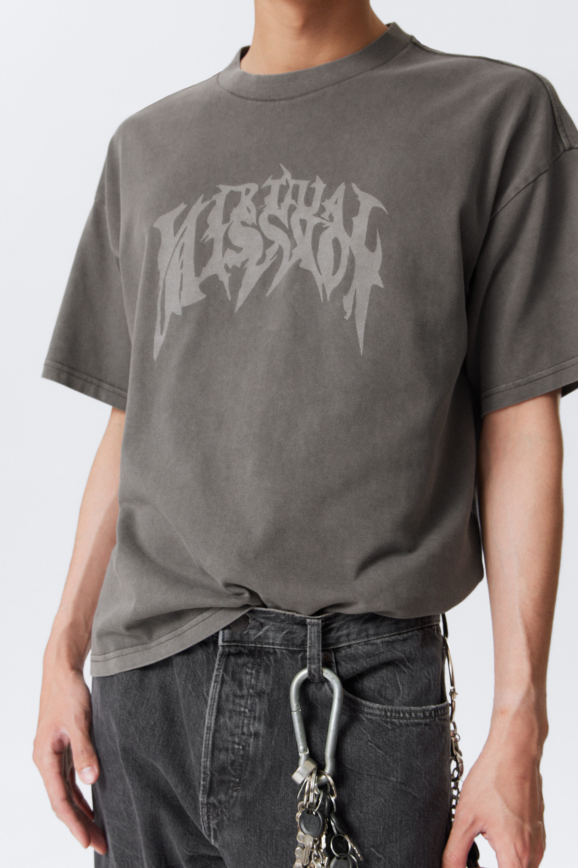 Washed Black - Mizzion - En boxig, grafisk t-shirt med tryck - 2