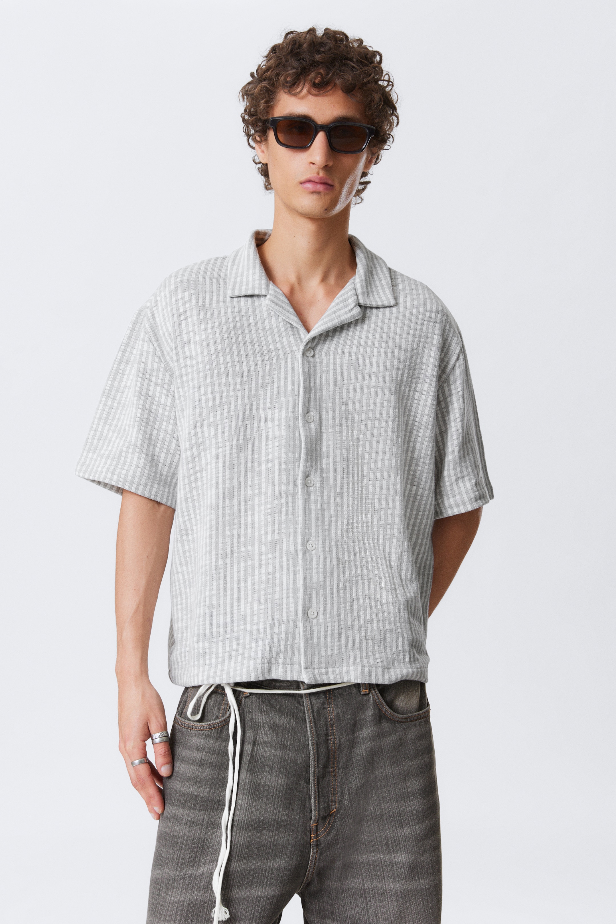 Ver imagem maior: Camisa estilo resort de manga curta texturizada - Riscas cinzentas e brancas - HOMEM | H&M PT 1