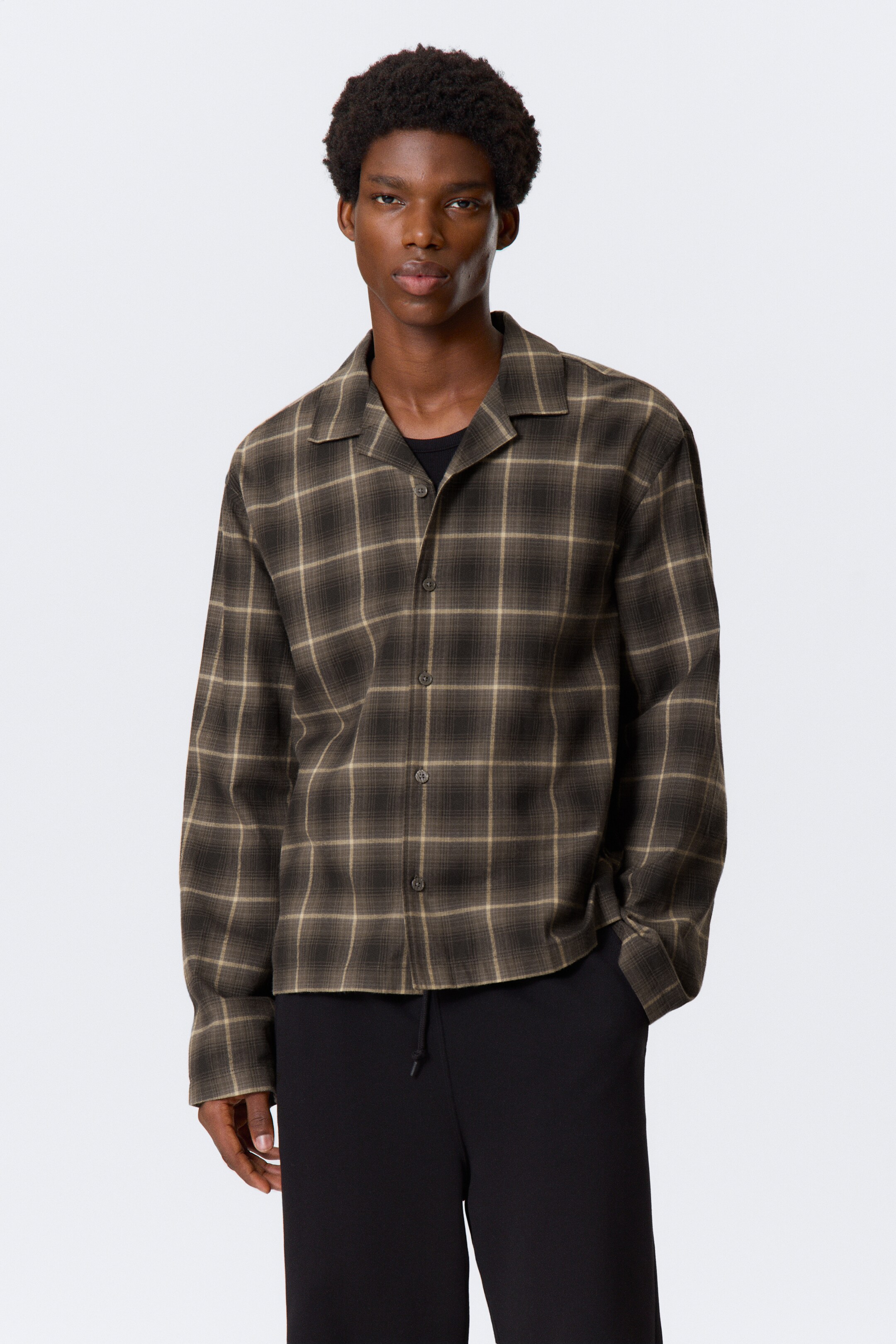 Se større billede: Afslappet flannel pyjamaskjorte - Checked Dark Brown - HERRE | H&M DK 3