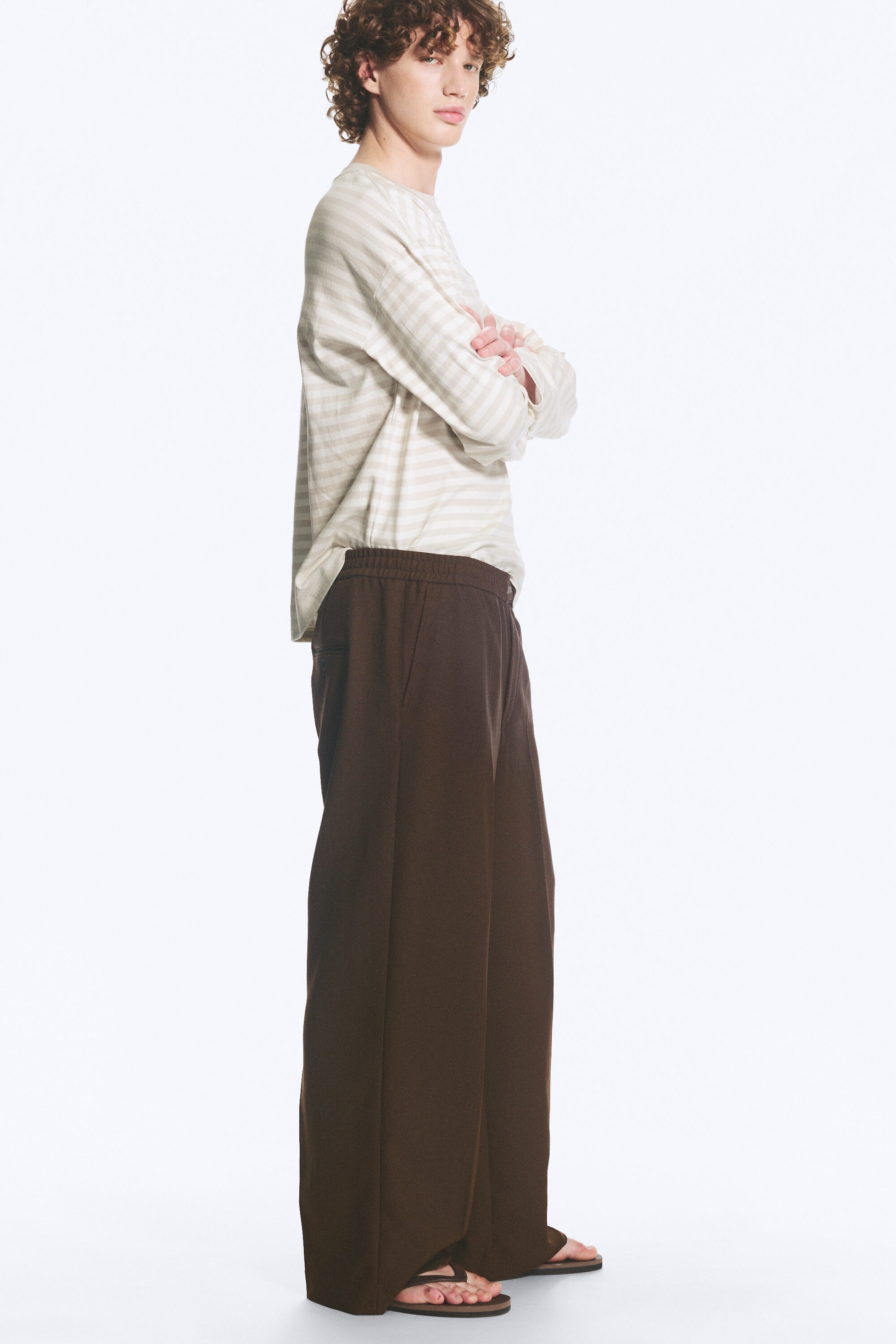 Donkerbruin - Ruimvallende wijde pantalon met plooien - 2