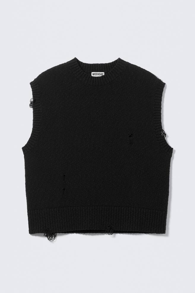 Ein schwarzes Strickweste mit einer entspannten Silhouette wird von VORNE präsentiert. Sie verfügt über einen runden, gerippten Halsausschnitt, abgenutzte Details am Körper und an den Armausschnitten sowie einen gerippten Saum mit zusätzlichen abgenutzten Bereichen. - 1