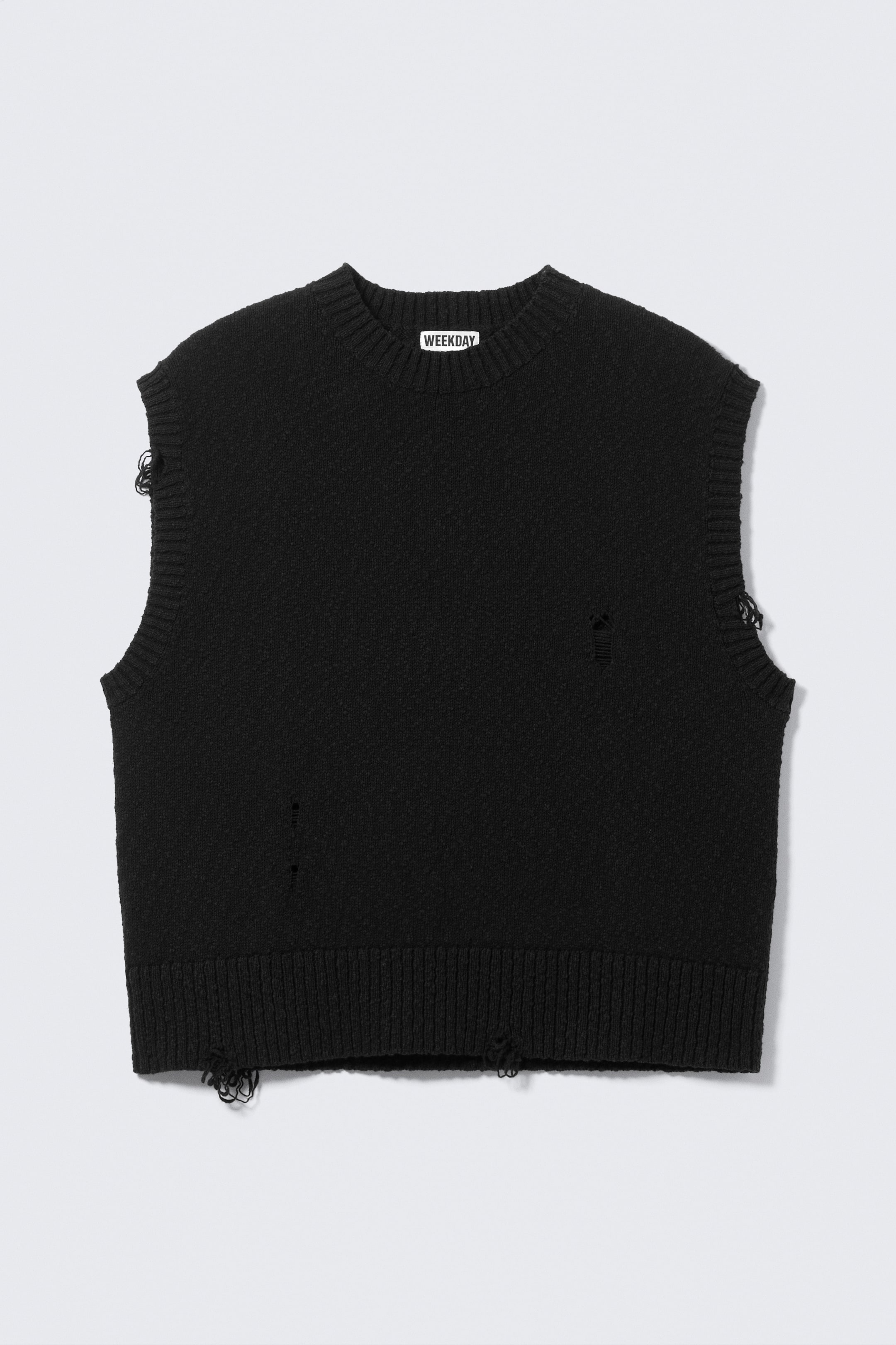 Größeres Bild ansehen: Ein schwarzes Strickweste mit einer entspannten Silhouette wird von VORNE präsentiert. Sie verfügt über einen runden, gerippten Halsausschnitt, abgenutzte Details am Körper und an den Armausschnitten sowie einen gerippten Saum mit zusätzlichen abgenutzten Bereichen.