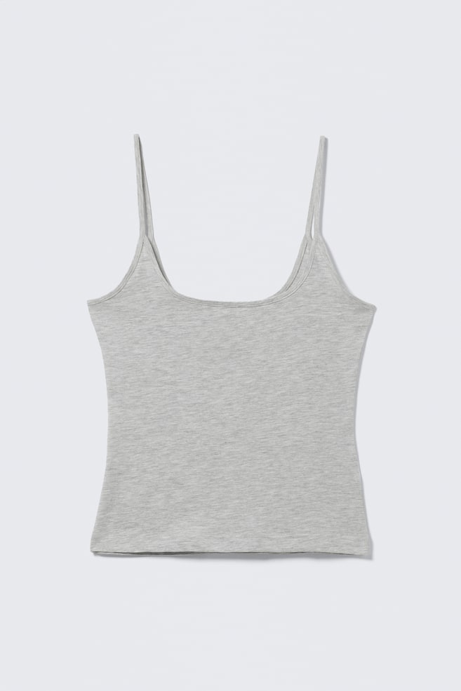 Ein hellgraues, meliertes Jersey-Tanktop wird von vorne präsentiert und zeichnet sich durch eine schmale Passform aus. Es ist mit einem tiefen Rundhalsausschnitt und dünnen Schulterträgern gestaltet und endet auf Hüfthöhe mit einem geraden Saum. - 1