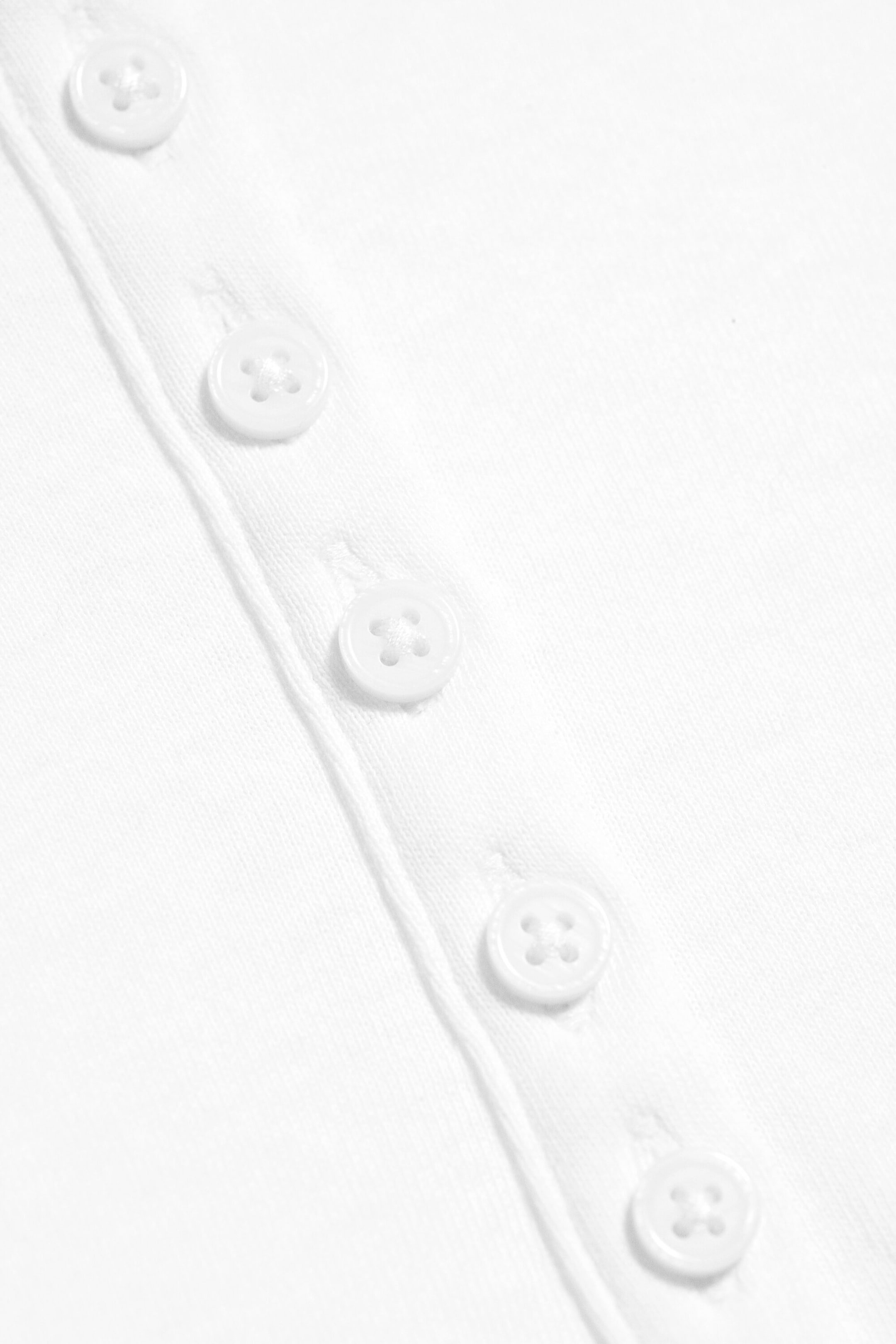 Weiß - Figurbetontes Henley-Shirt mit drapierten Ärmeln - 5