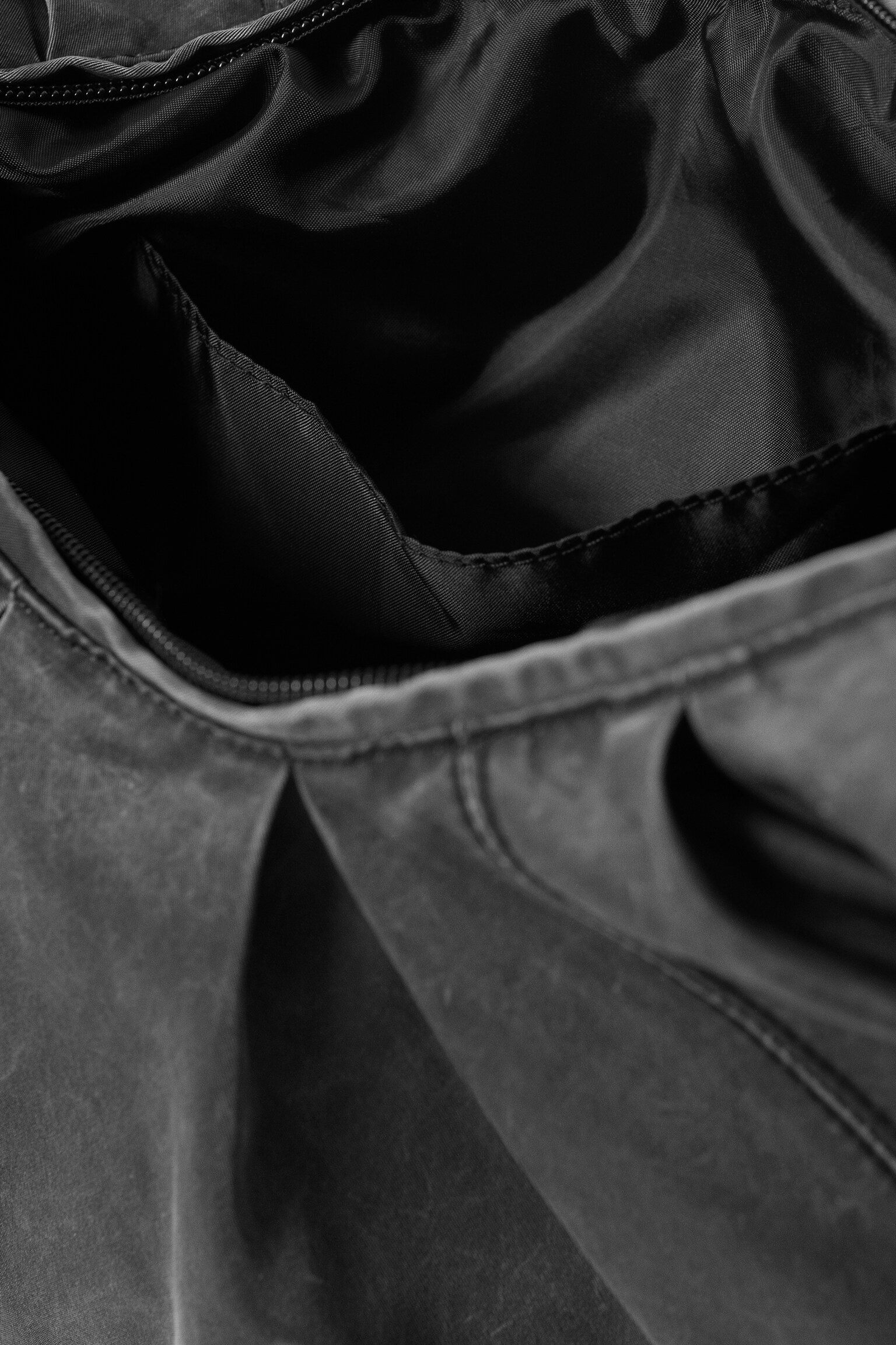 Crossbody-taske med rynker - Forvasket sort - 2