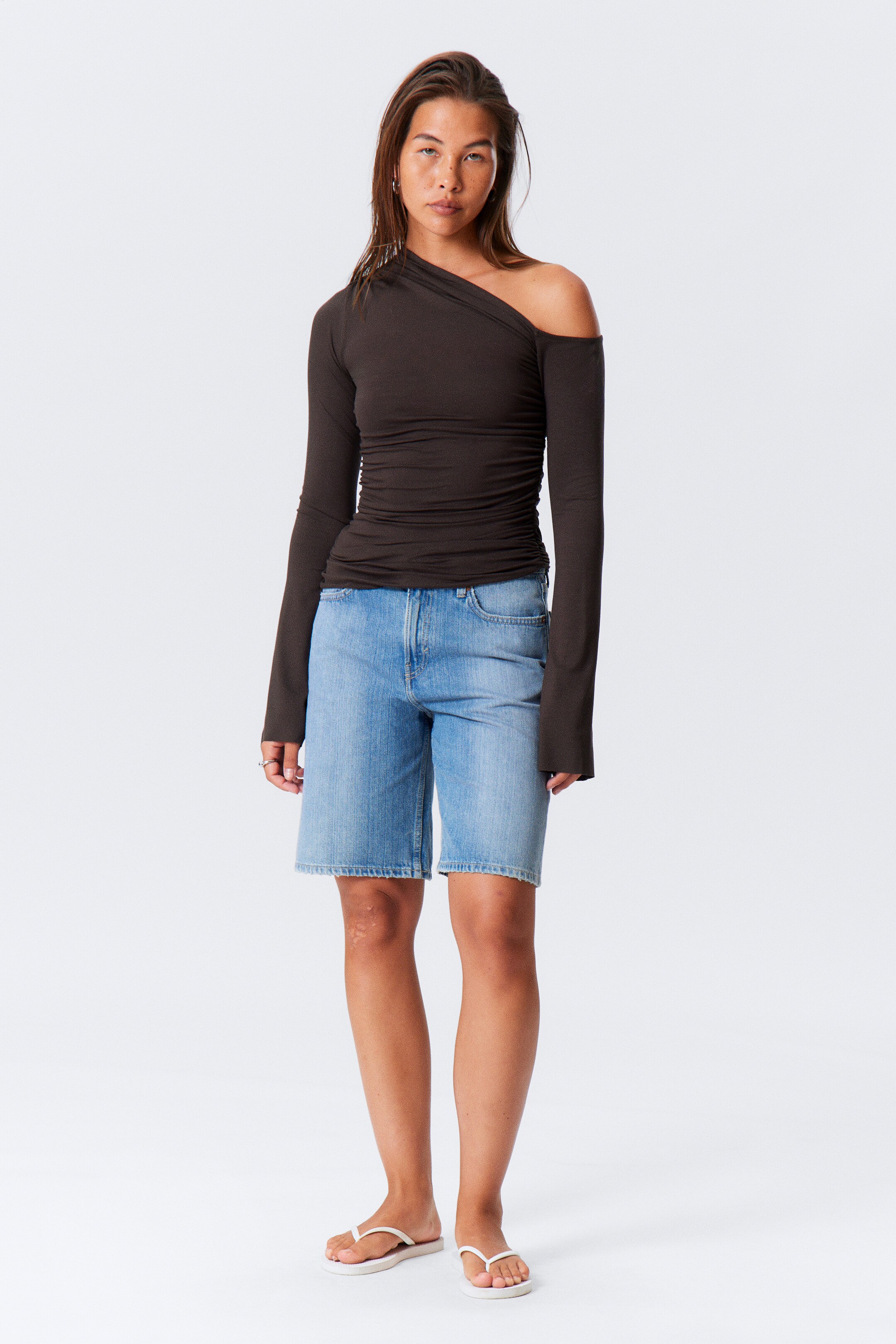Visualizza immagine più grande: Maglia asimmetrica drappeggiata in lyocell - Marrone scuro - DONNA | H&M IT 3