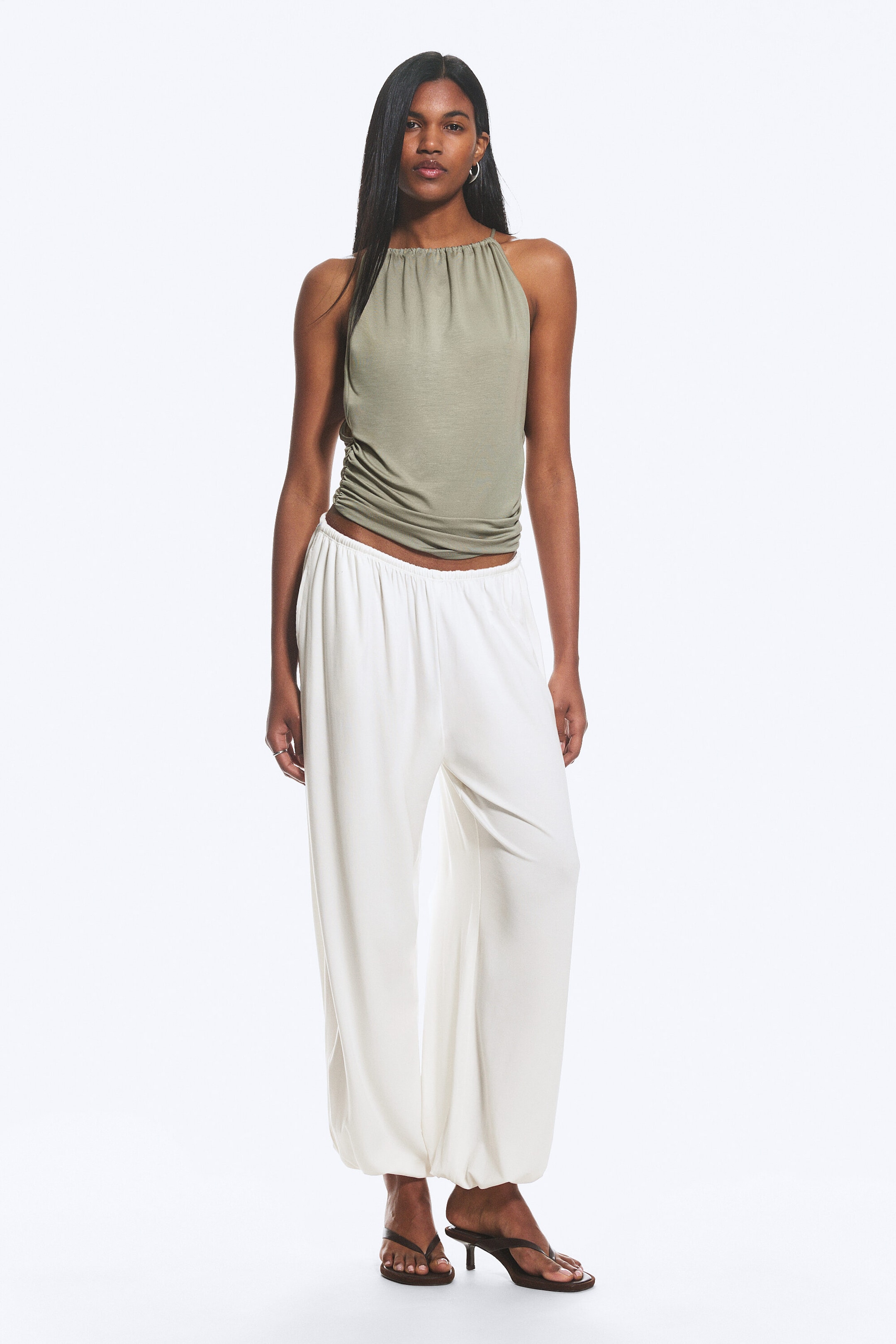 Staubiges Khakigrün - Ärmelloses Neckholder-Top mit Raffungen - 2