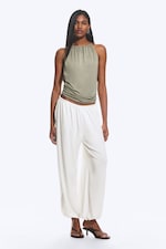 Staubiges Khakigrün - Ärmelloses Neckholder-Top mit Raffungen - 2