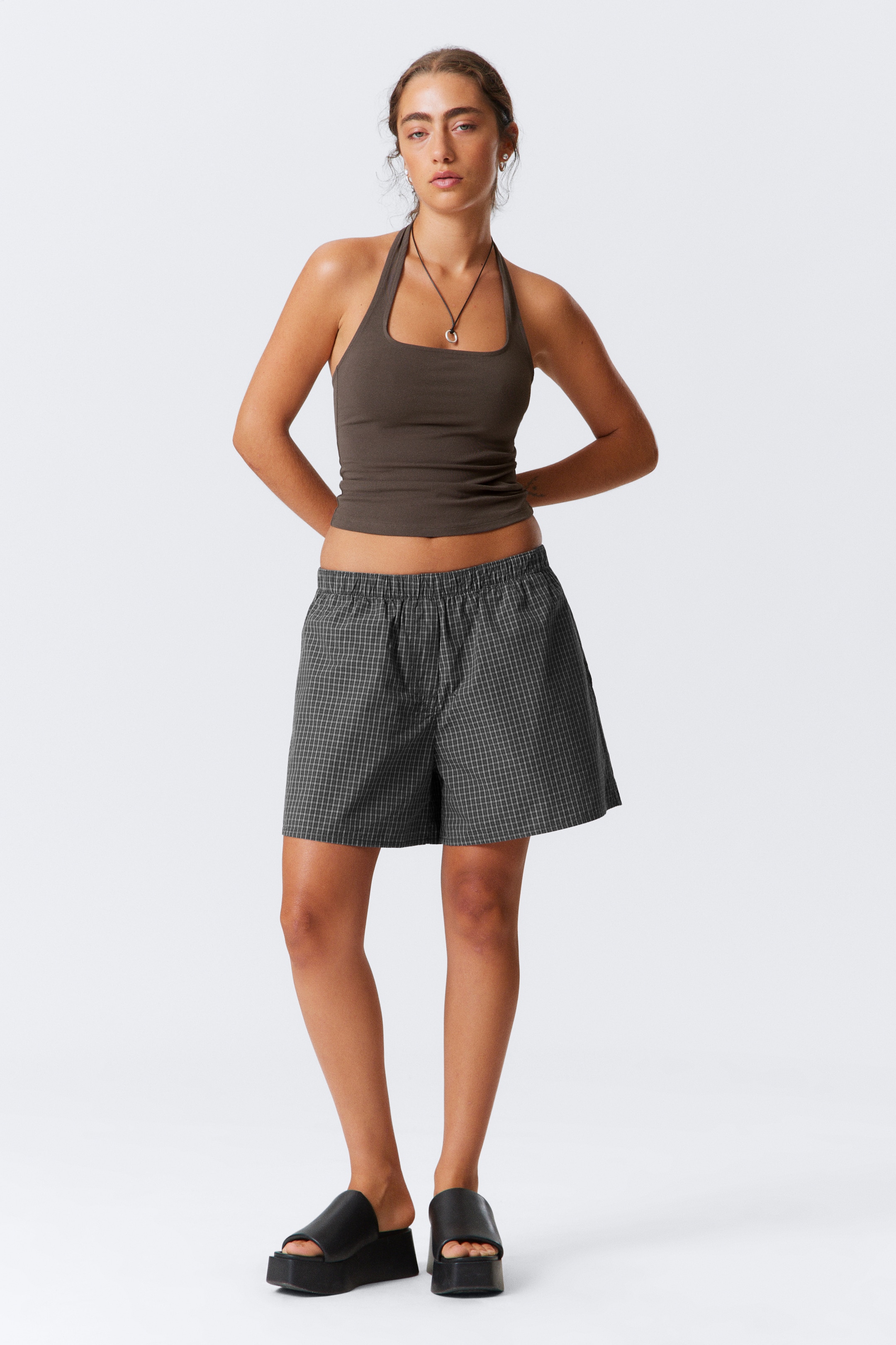 Visualizza immagine più grande: Shorts in cotone a vita bassa - Grigio taupe scuro a quadri - DONNA | H&M IT 1