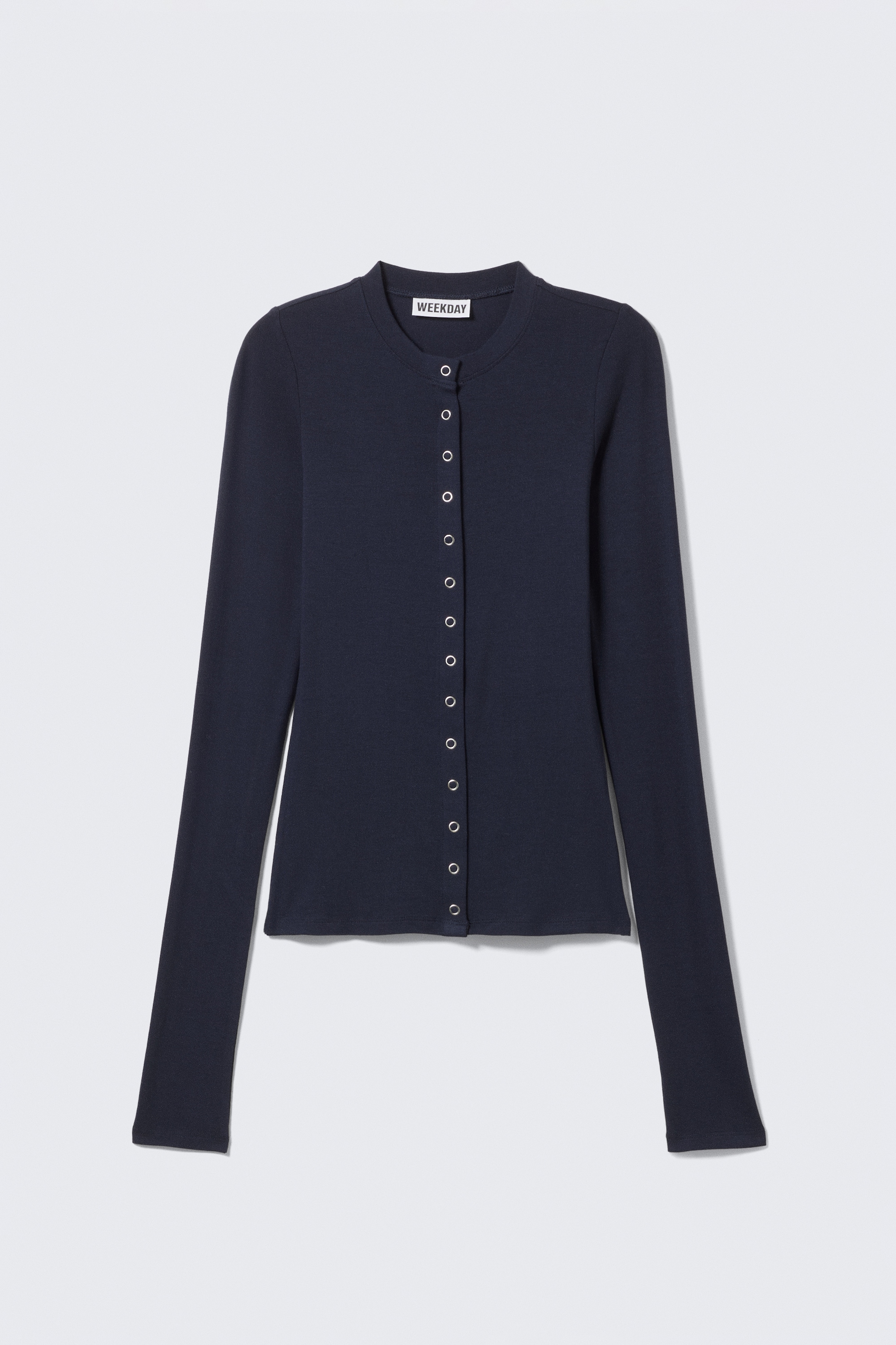 Größeres Bild anzeigen: Ein dunkelblauer langärmeliger Cardigan zeigt seine VORDERSEITE, mit einer schlanken Passform, einem runden Halsausschnitt und einem einreihigen Druckknopfverschluss.