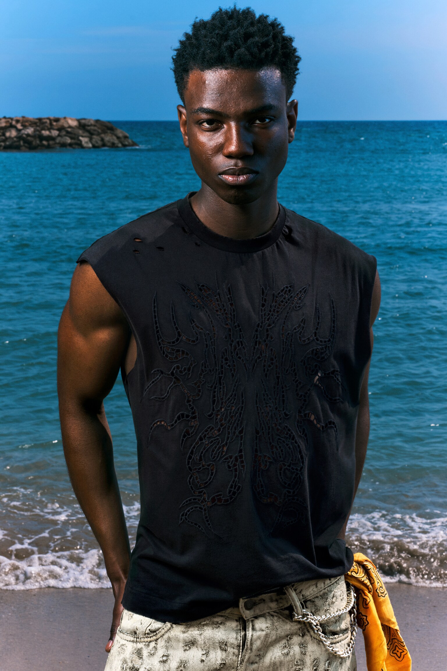 Top sem mangas com bordado inglês - Preto - 4