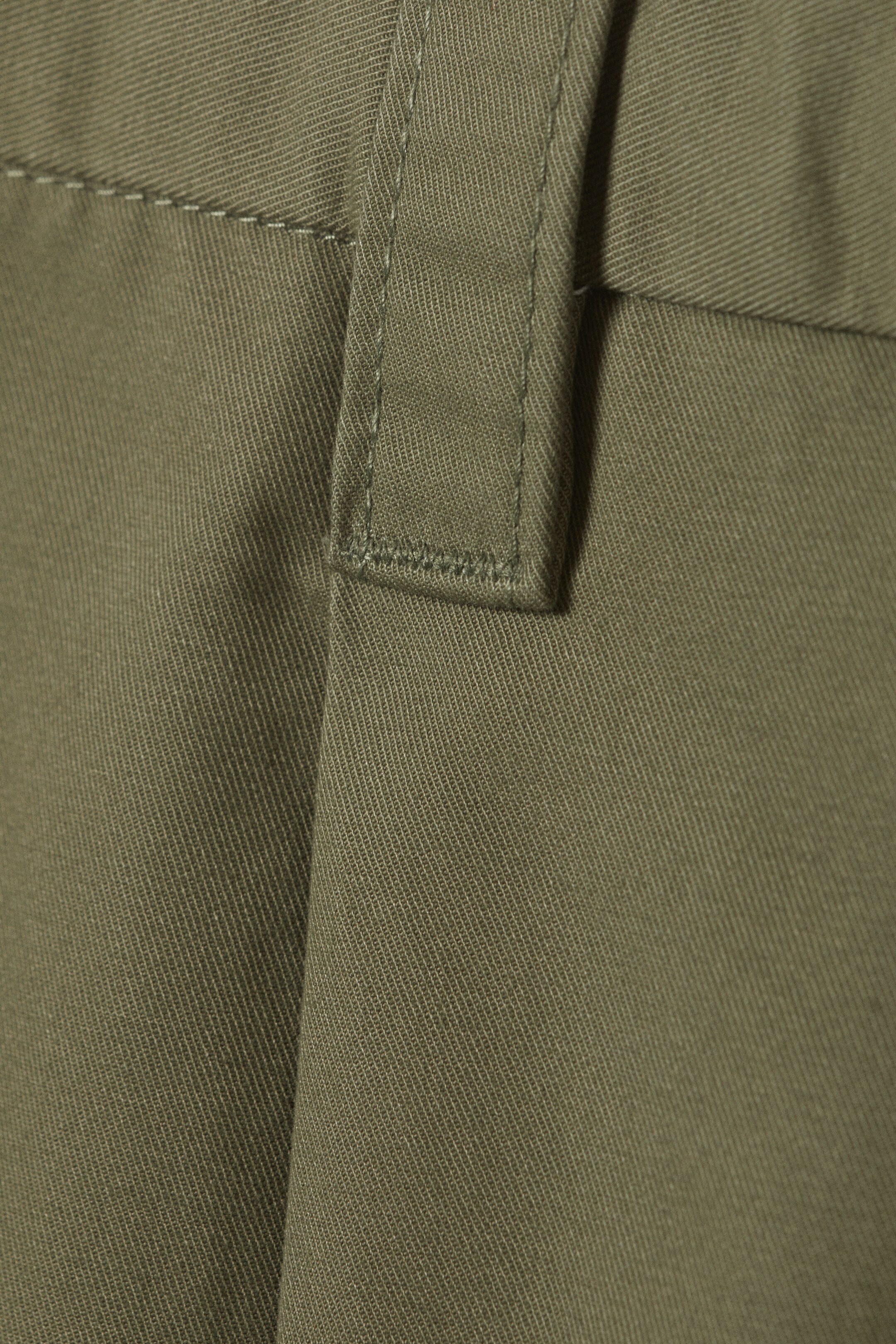 Agrandir l'image: Chinos en sergé de coton plissé oversize - Vert kaki - HOMME | H&M FR 7
