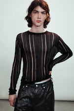 Schwarz - Figurbetontes Langarmshirt in Tear-Knit-Optik - 0