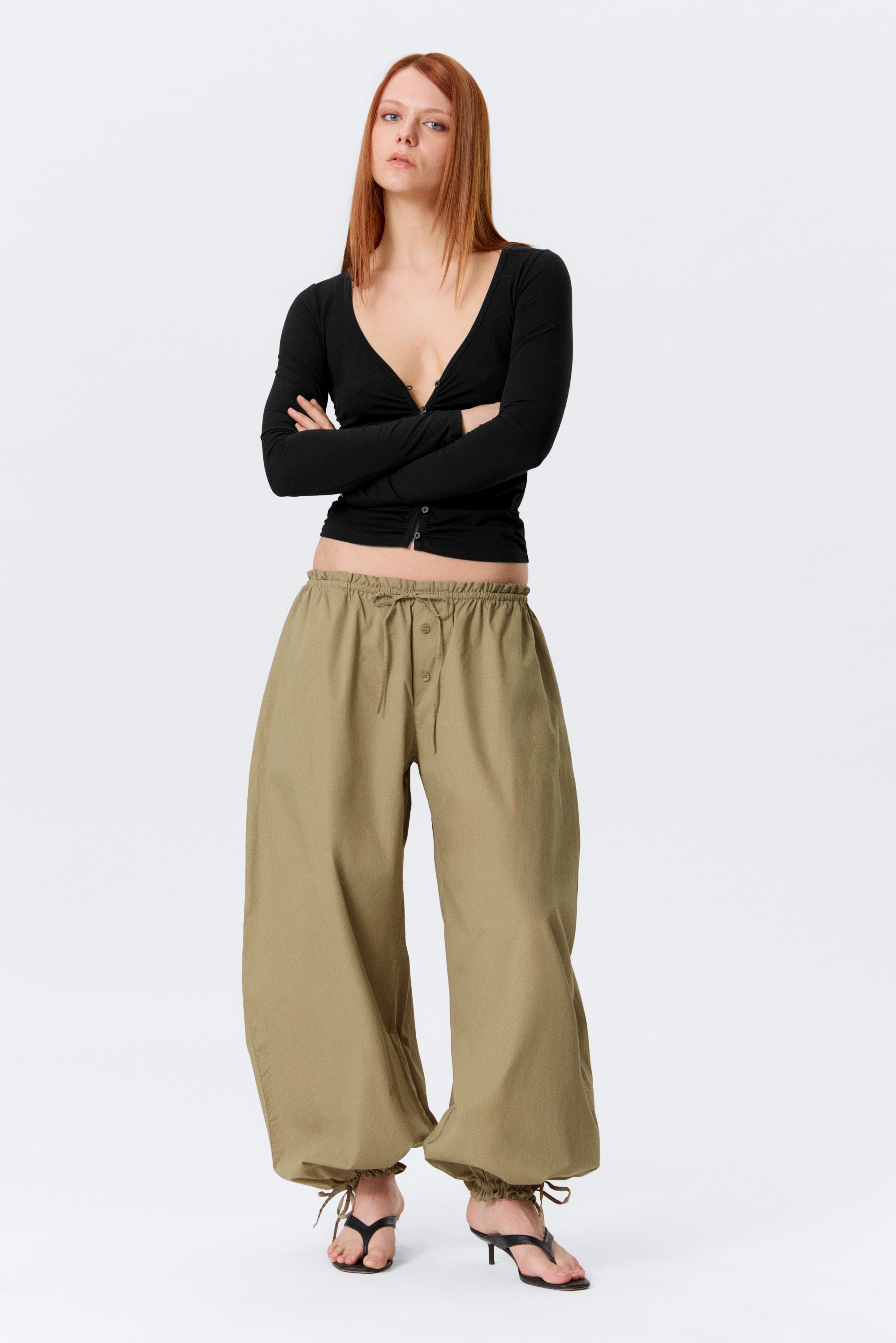 Χαμηλοκάβαλο παντελόνι με σούρες και κορδόνι - Ανοιχτό χακί πράσινο/Εκρού/Μαύρο