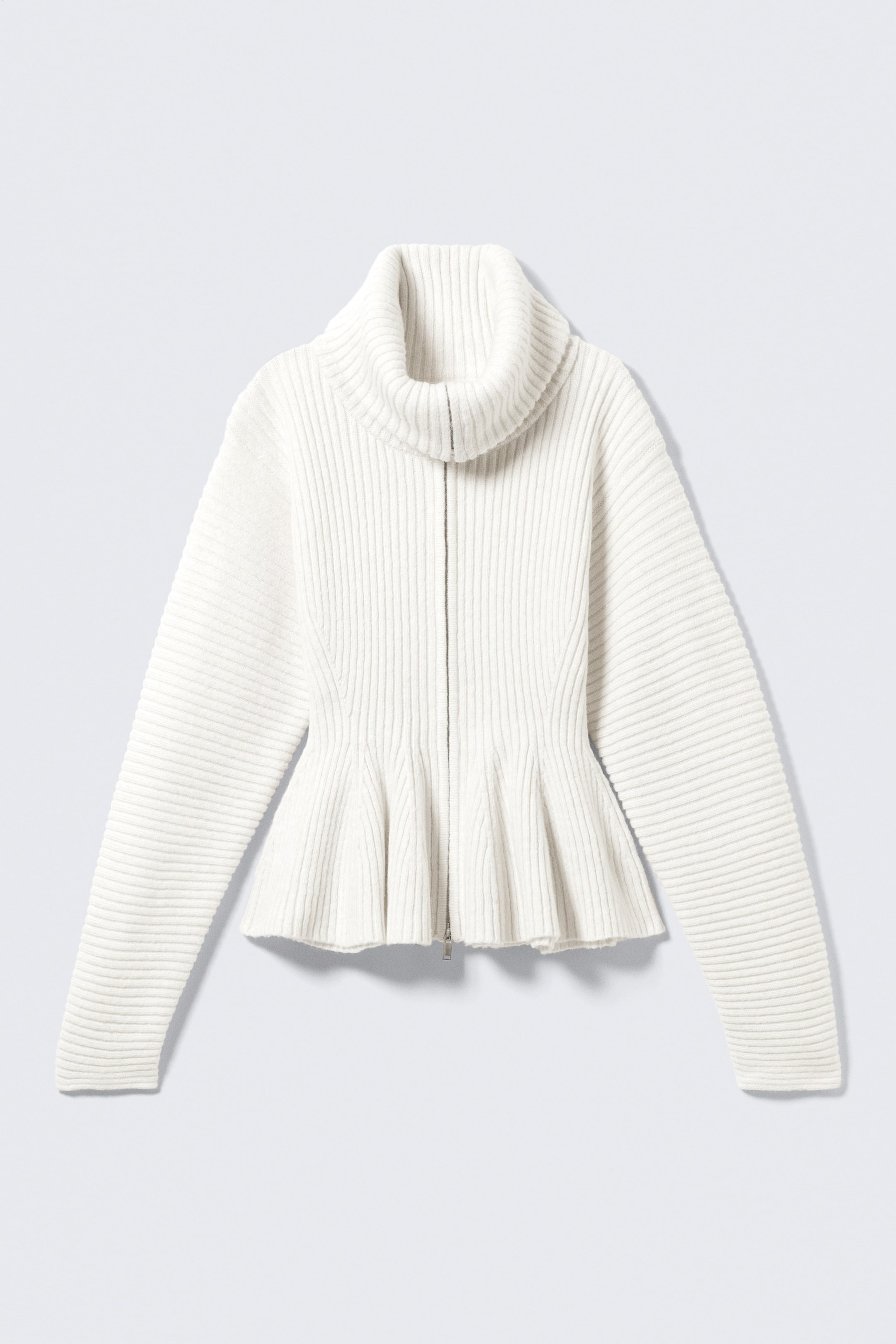 Agrandir l'image: Un pull en maille côtelée blanche avec un col roulé haut, une fermeture éclair frontale sur toute la longueur et une taille ajustée qui s'évase en un ourlet à basque.