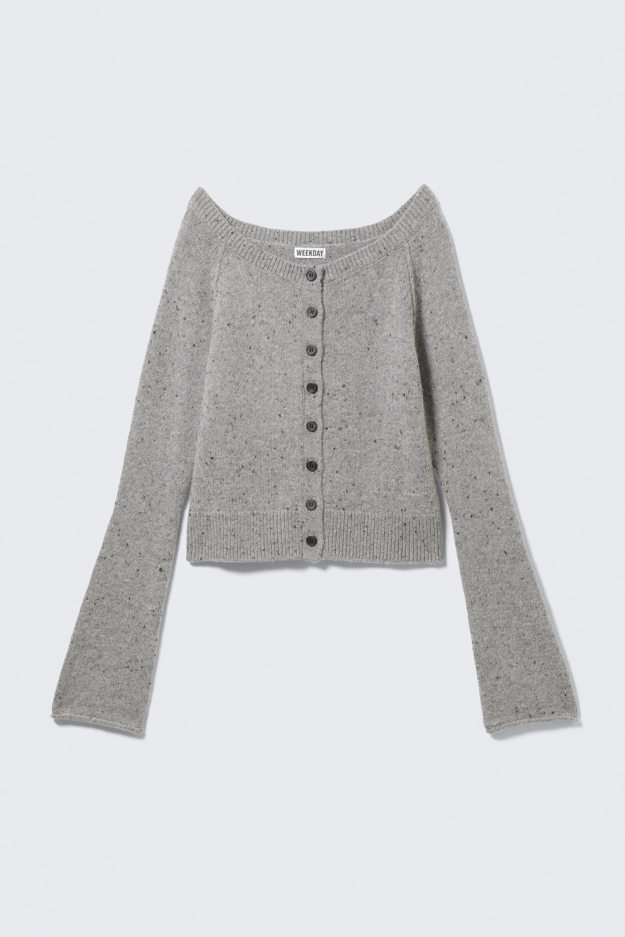 Agrandir l'image: Un cardigan en tricot gris clair moucheté présente son devant, avec un large col côtelé et une fermeture complète à boutons avec des boutons foncés. Il est conçu avec de longues manches évasées en cloche et un ourlet côtelé.