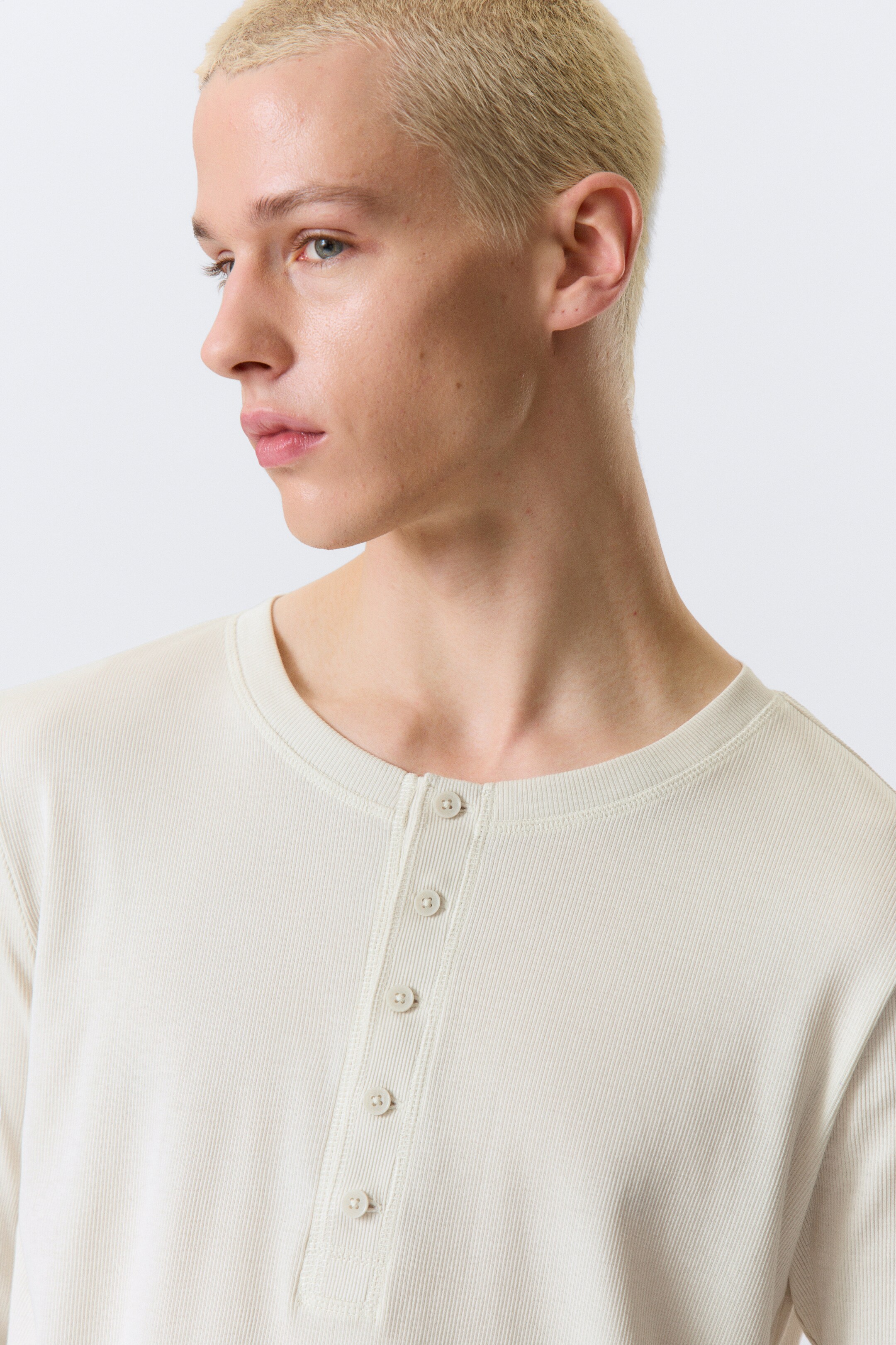 Größeres Bild anzeigen: Langärmliges Henley-T-Shirt - Staubiges Weiß - Men | H&M AT 2